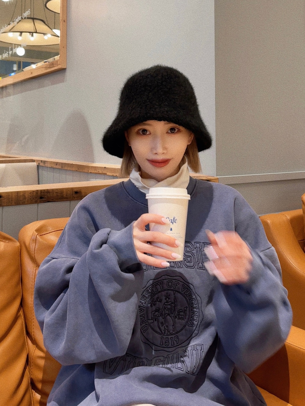 「バケットハット、スニーカーコーデ、タートルネック、スタジャン、韓国ファッション、スウェットパンツ、スニーカー、厚底シューズ、レイヤードスタイル、ビッグシルエット、FILA、大人カジュアル、スウェット、ほめられ本命コーデ、トートバッグ」｜「CANAL JEANのEl mar(エルマール) ヴィンテージ刺繍裏起毛トレーナー（スウェット、ブルー系）」を使った、T Λ Eさん（レディース・158cm）の冬コーディネートの3枚目の写真
