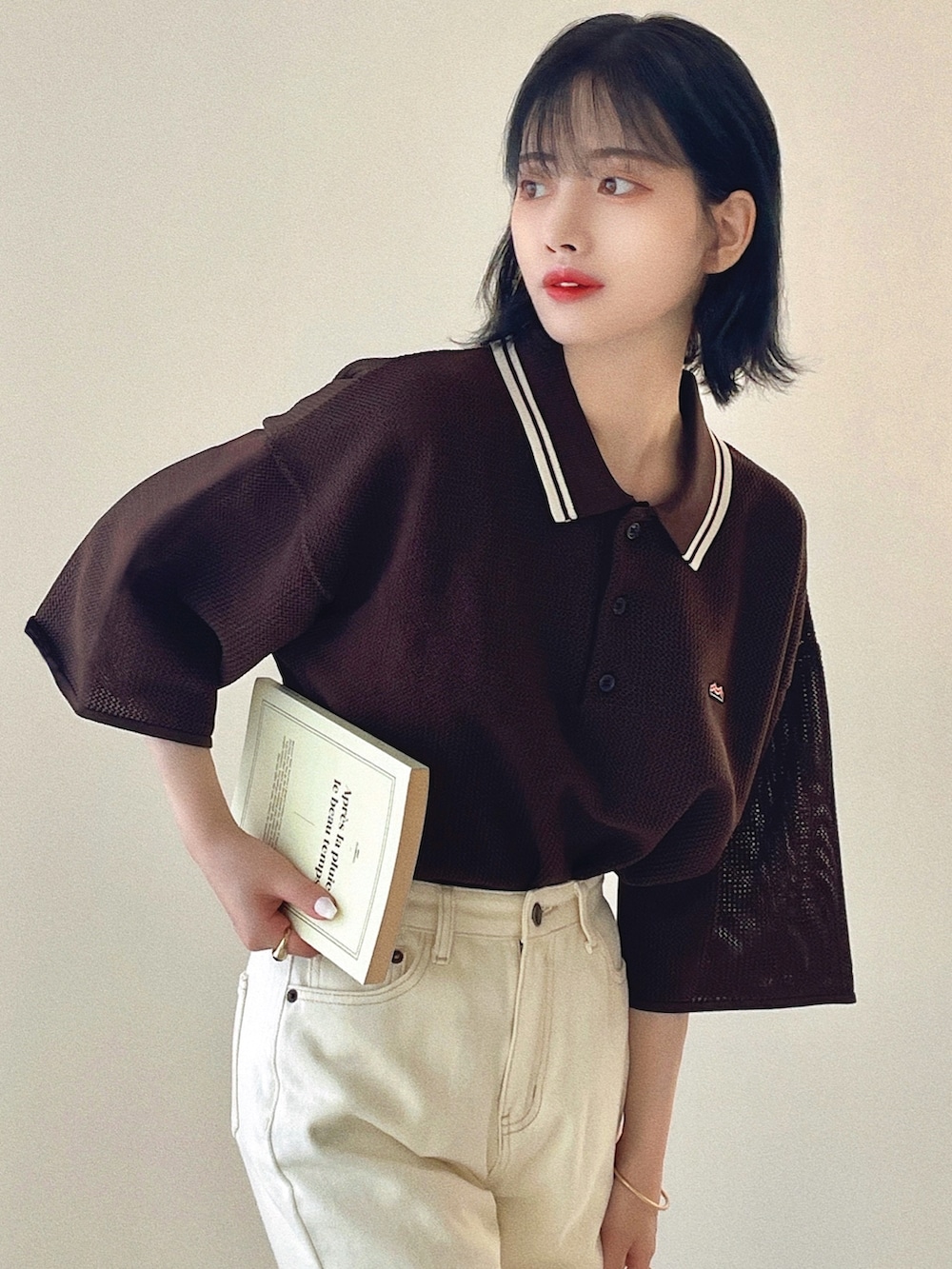 「このスタイルがお気に入り、今日のコスメと服、夏だ！Tシャツ着よう！、ビッグシルエット、お出かけコーデ、スニーカー、夏コーデ、休日スタイル、ポロシャツ、メンズライク、ボリューム袖、大人カジュアル、ストリート、メッシュ、オーバーサイズ」｜「Javaの《JaVaジャバ コラボ》大人のスポーティー。超軽量襟ラインニットポロ（ポロシャツ、ブラウン系）」を使った、T Λ Eさん（レディース・158cm）の夏コーディネートの2枚目の写真