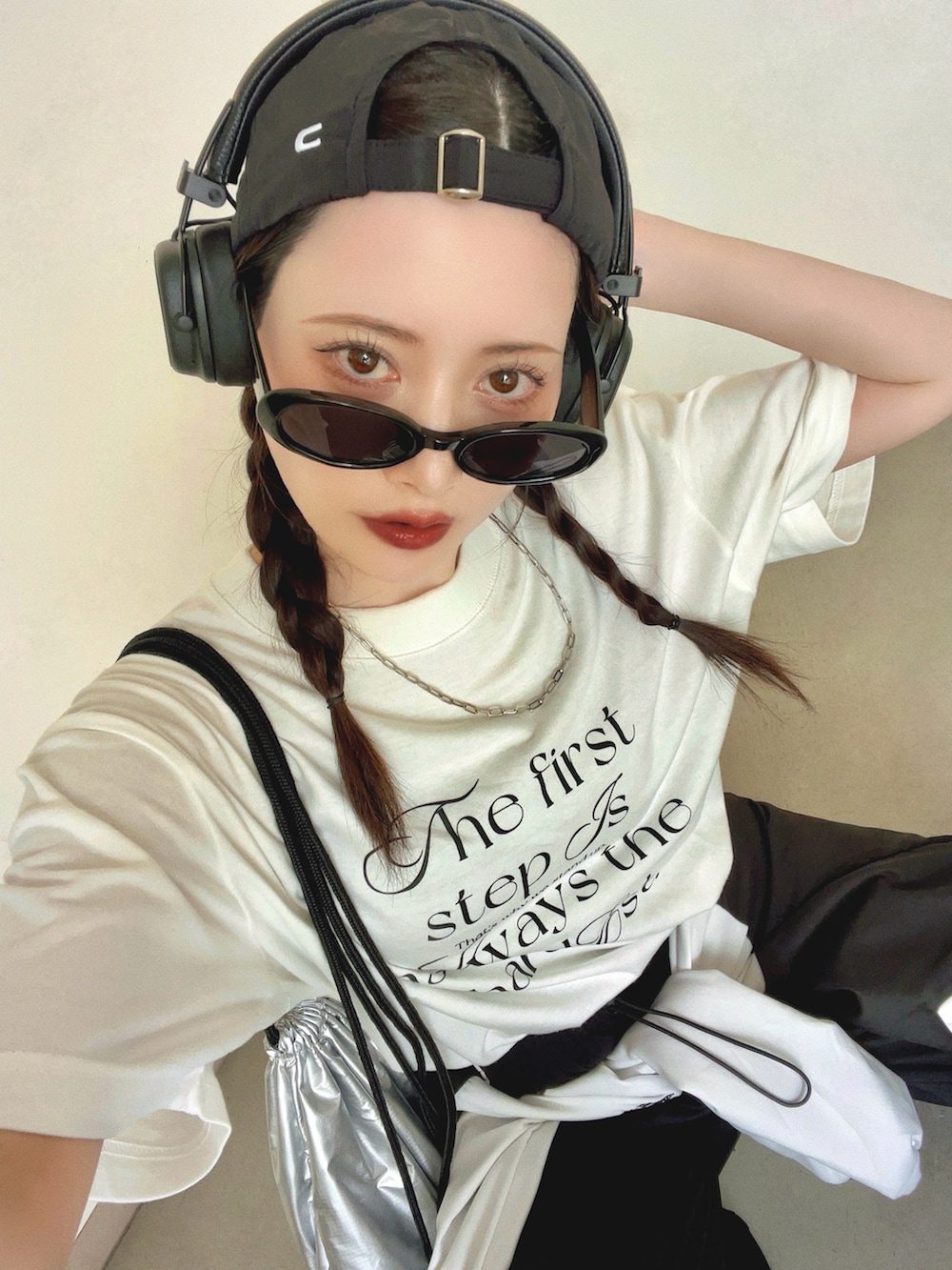 「夏コーデ、韓国ファッション、サングラス、スニーカー、厚底シューズ、ロゴT、ショルダーバッグ、アウトドアスタイル、キャップ、フェススタイル、お出かけコーデ、モノトーン、ブラックコーデ、プチプラ、スポーツミックス」｜「Muel ChicのFirst Tshirt  ファーストTシャツ（Tシャツ/カットソー、ホワイト系）」を使った、T Λ Eさん（レディース・158cm）の夏コーディネートの3枚目の写真