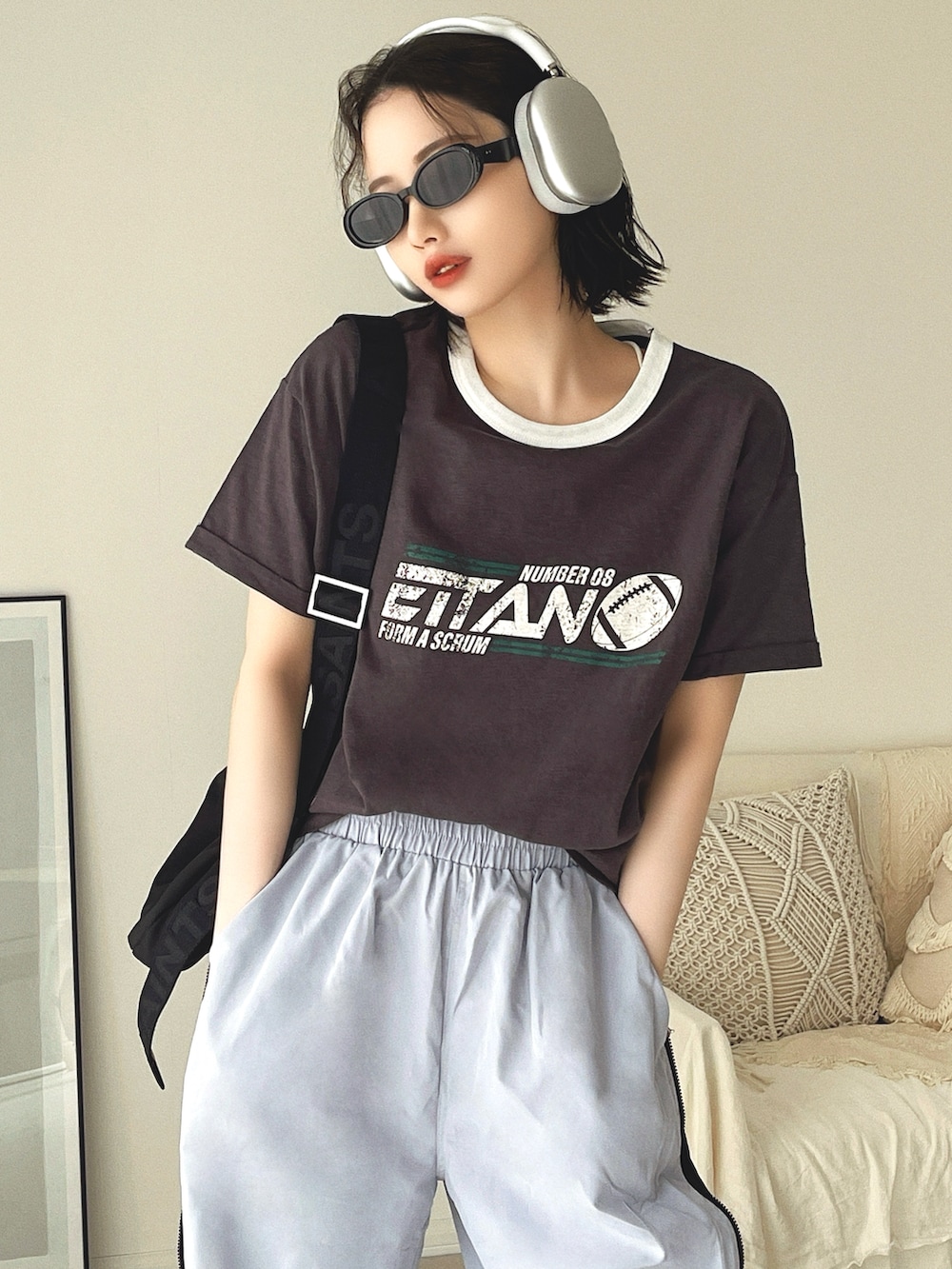 「今日のコスメと服、韓国ファッション、ストリート、モノトーン、お出かけコーデ、プチプラ、メガネ女子、春夏コーデ、アウトドアスタイル、モード、スポーツミックス、ショルダーバッグ、ロゴT、厚底シューズ、サングラス」｜「Ada.のフットボールデザイン ヴィンテージライク リンガー Tシャツ（Tシャツ/カットソー、グレー系）」を使った、T Λ Eさん（レディース・158cm）の春コーディネートの4枚目の写真