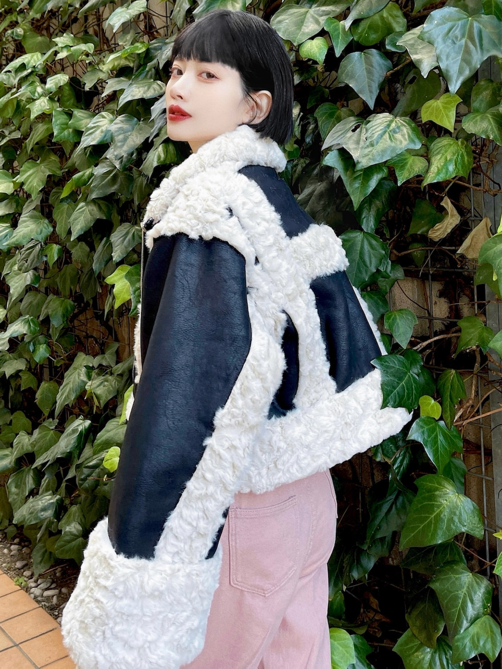 「今日のコスメと服、ブーツ、レイヤードスタイル、韓国ファッション、冬アウター、クリスマスに着たい服、マイベストコーデ2023、お出かけコーデ、プチプラ、タートルネック、冬コーデ、ムートンジャケット、ニット、冬を彩る色いろコーデ、ムートンブーツ」｜「me+em selectの【 新色追加／１１色展開 】やわらかローゲージハイネッククロップドニット（ニット/セーター、ベージュ系）」を使った、T Λ Eさん（レディース・158cm）の冬コーディネートの3枚目の写真