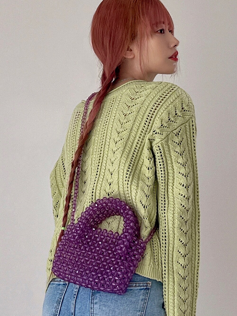 「PR、myCHANEL、今日のコスメと服、ビタミンカラー、シースルー、グリーン、透かし編みニット、GU、プチプラ、カーディガン、カラー×コーデ、韓国ファッション、レイヤードスタイル、デニムっていいよね、デニム」｜「etadeの【etade】【2022SS】beaded 2way bag etda22s005（ハンドバッグ、ピンク系）」を使った、T Λ Eさん（レディース・158cm）の春コーディネートの4枚目の写真