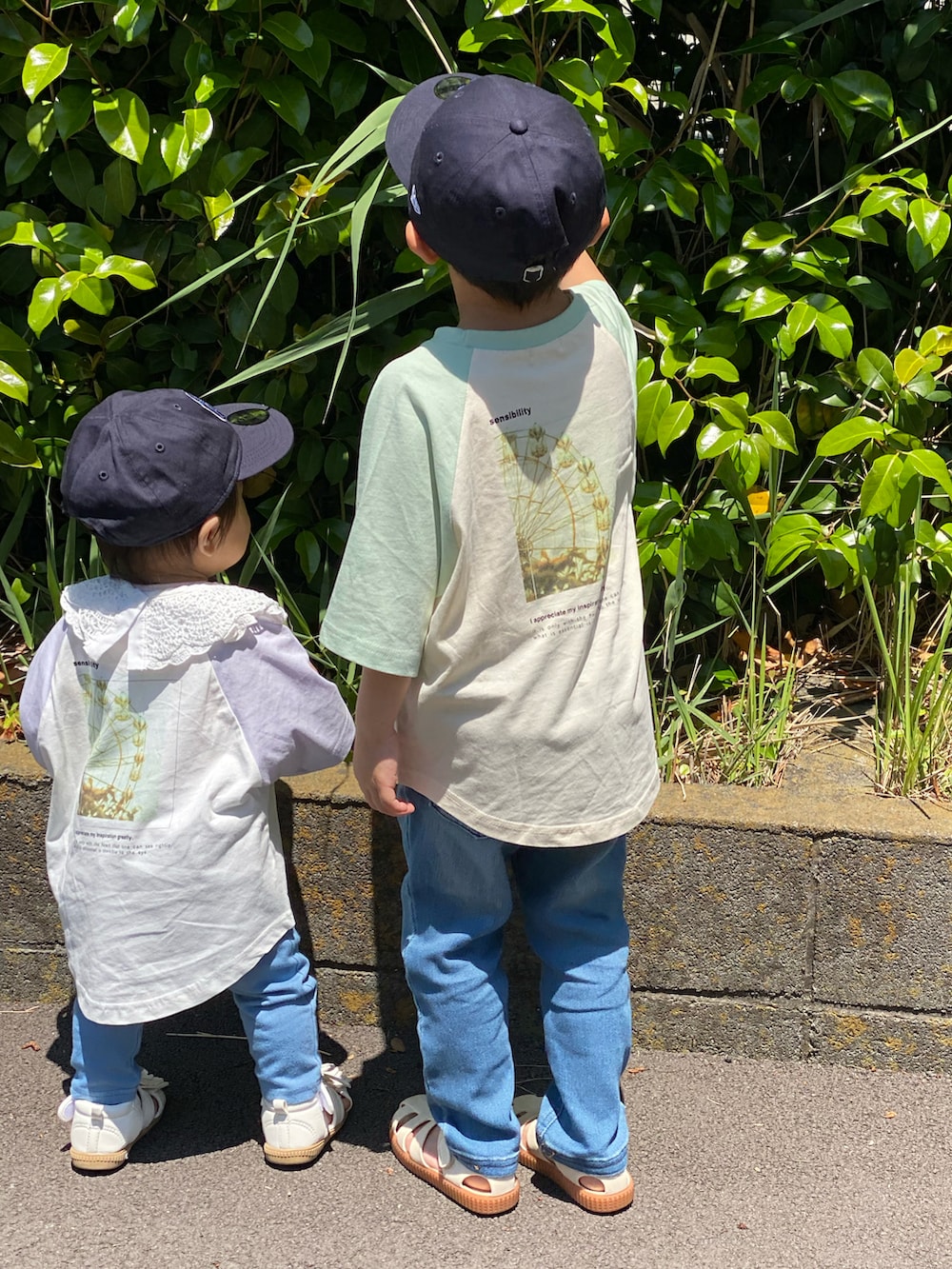 パープル系のTシャツ/カットソー、グリーン系のTシャツ/カットソー、ホワイト系のサンダルを着用したレディースの春コーディネートの2枚目の写真