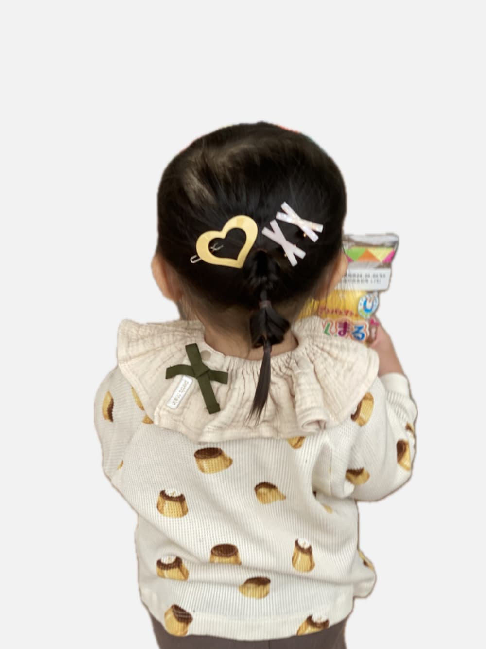 ブラック系のスニーカー、ブラウン系のパンツ、ベージュ系のルームウェア/パジャマを着用したキッズの春コーディネートの2枚目の写真