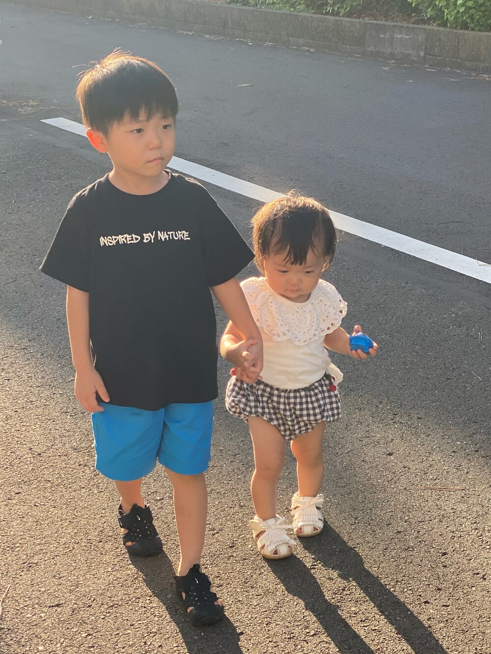 ブラック系のTシャツ/カットソー、ブルー系のパンツ、ブラック系のサンダルを着用したレディースの夏コーディネートの2枚目の写真