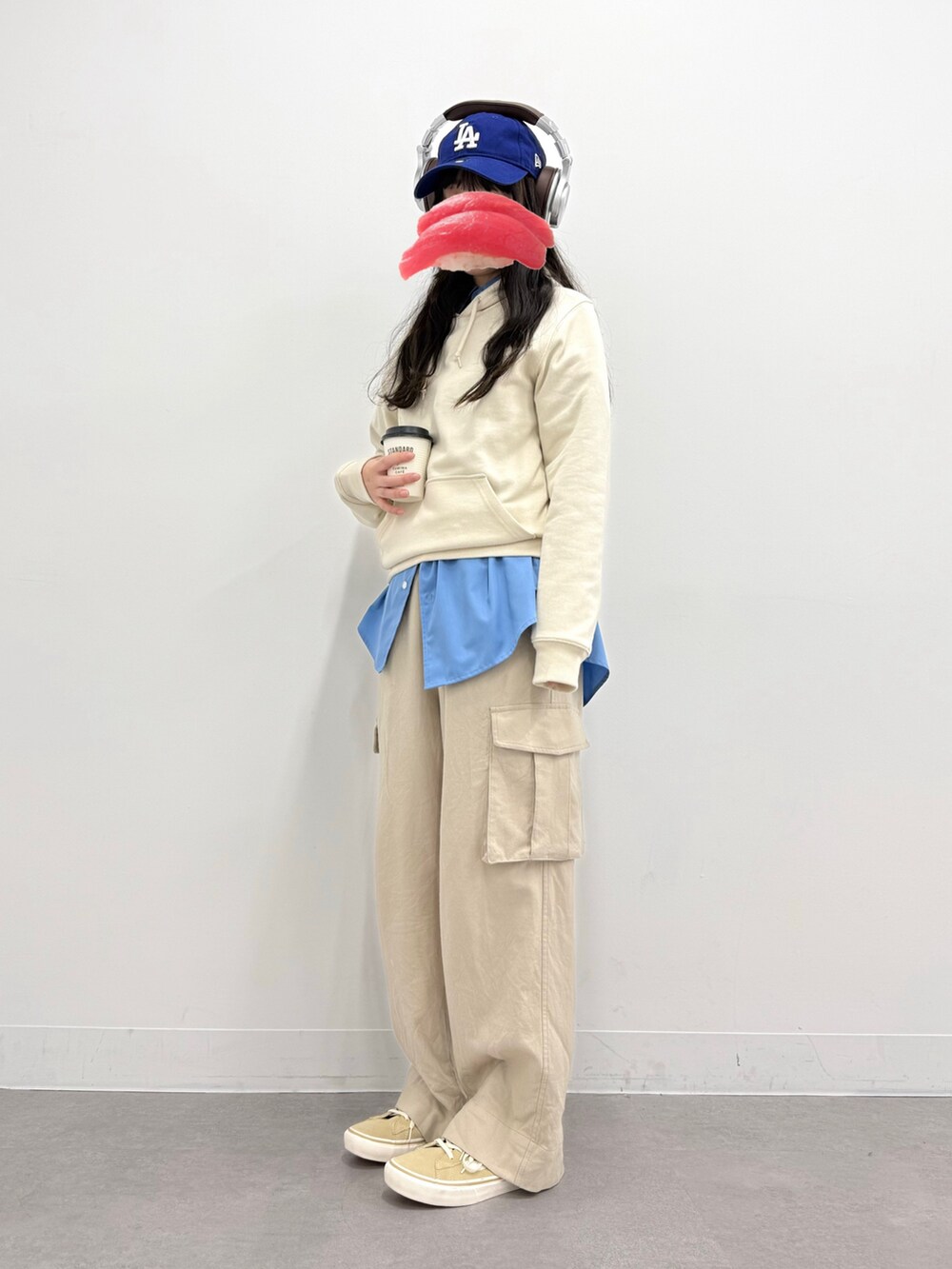 ベージュ系のパーカー、ベージュ系のパンツを着用したレディースの冬コーディネートの2枚目の写真