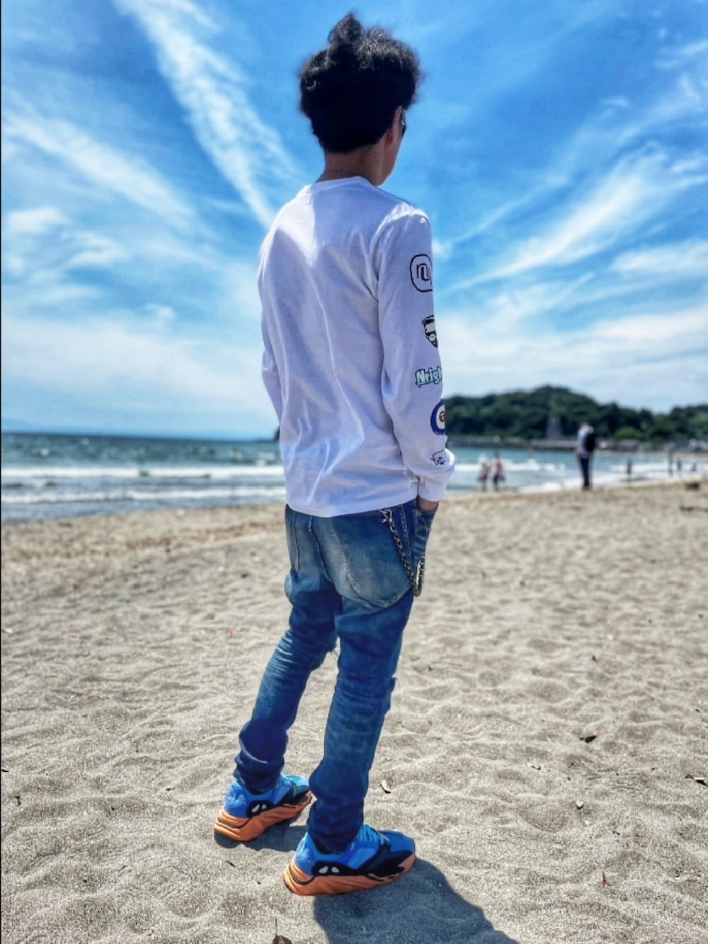 ホワイト系のTシャツ/カットソー、ホワイト系のTシャツ/カットソー、ブルー系のデニムパンツを着用したメンズの夏コーディネートの3枚目の写真