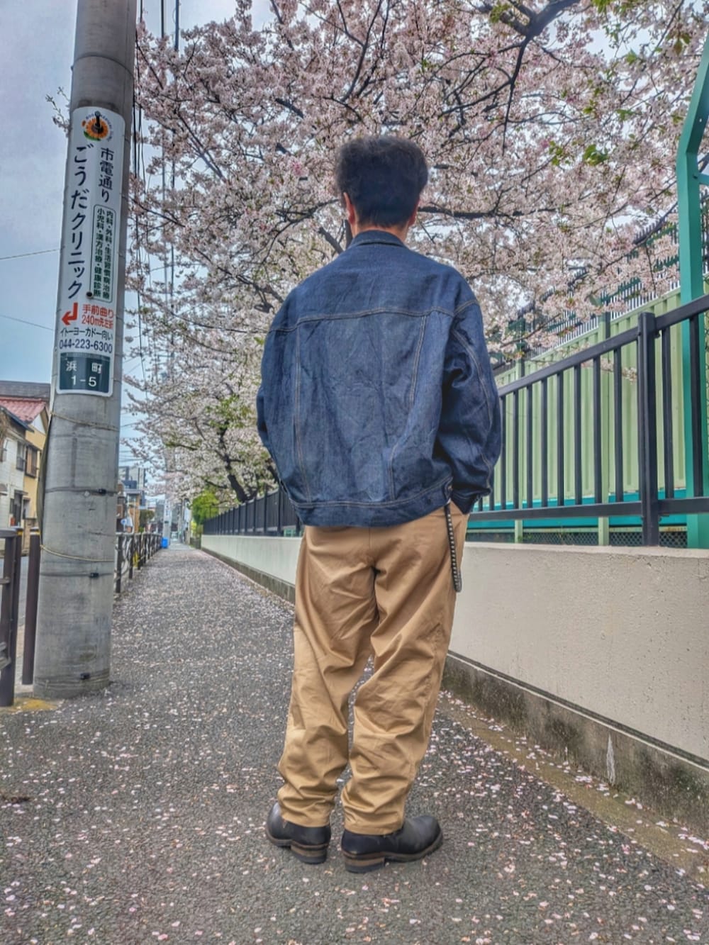 ブルー系のデニムジャケット、ホワイト系のTシャツ/カットソー、ホワイト系のTシャツ/カットソーを着用したメンズの春コーディネートの3枚目の写真