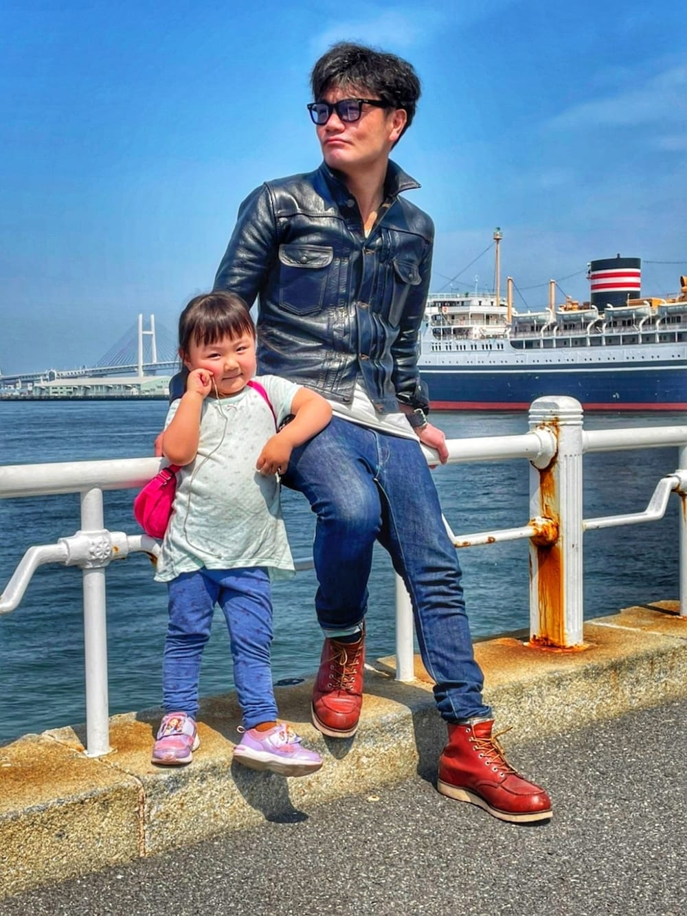 ブラック系のライダースジャケット、ホワイト系のTシャツ/カットソー、ブルー系のデニムパンツを着用したメンズの春コーディネートの2枚目の写真