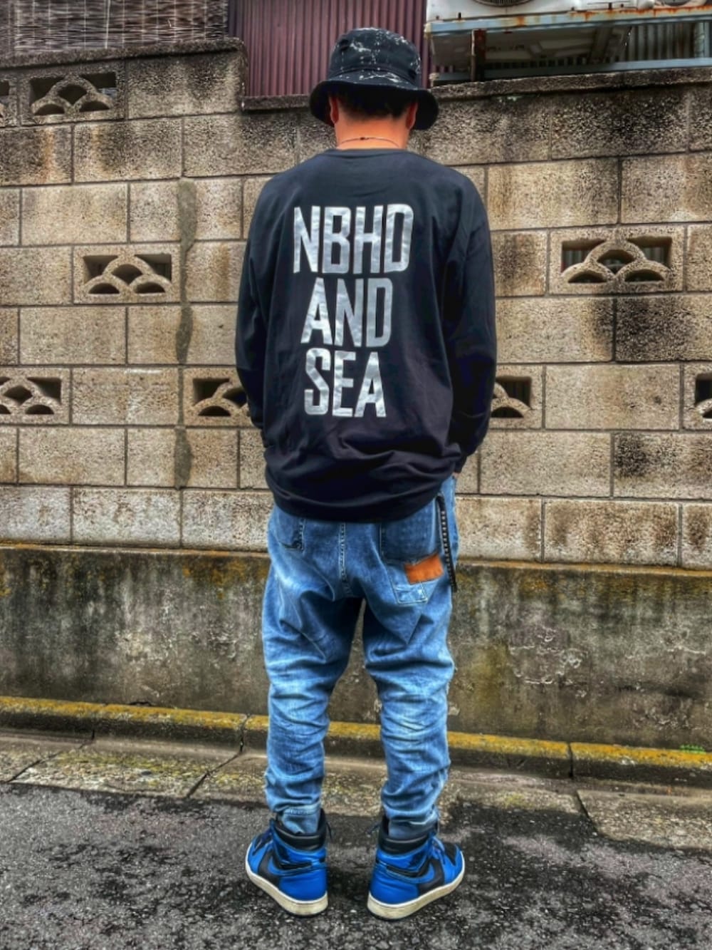 ブラック系のTシャツ/カットソー、ブラック系のTシャツ/カットソー、ブルー系のデニムパンツを着用したメンズの秋コーディネートの4枚目の写真