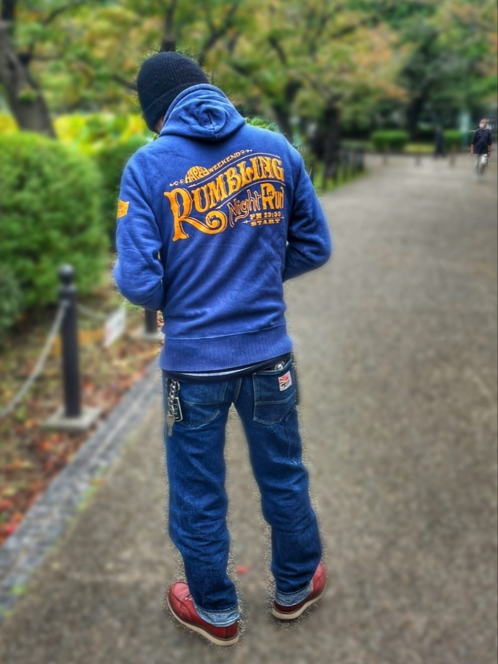 ブルー系のパーカー、ブルー系のデニムパンツ、ブラウン系のブーツを着用したメンズの秋コーディネートの2枚目の写真