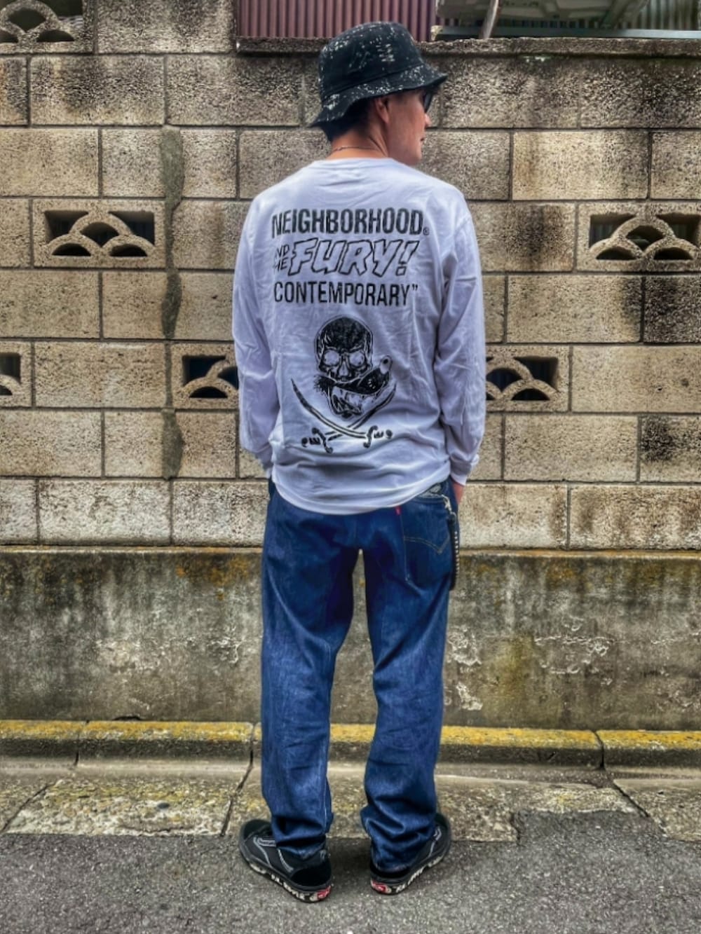 ホワイト系のTシャツ/カットソー、ホワイト系のTシャツ/カットソー、ブルー系のデニムパンツを着用したメンズの春コーディネートの3枚目の写真