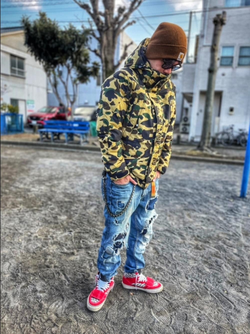 その他のダウンジャケット/コート、ブルー系のデニムパンツ、レッド系のスニーカーを着用したメンズの冬コーディネートの2枚目の写真