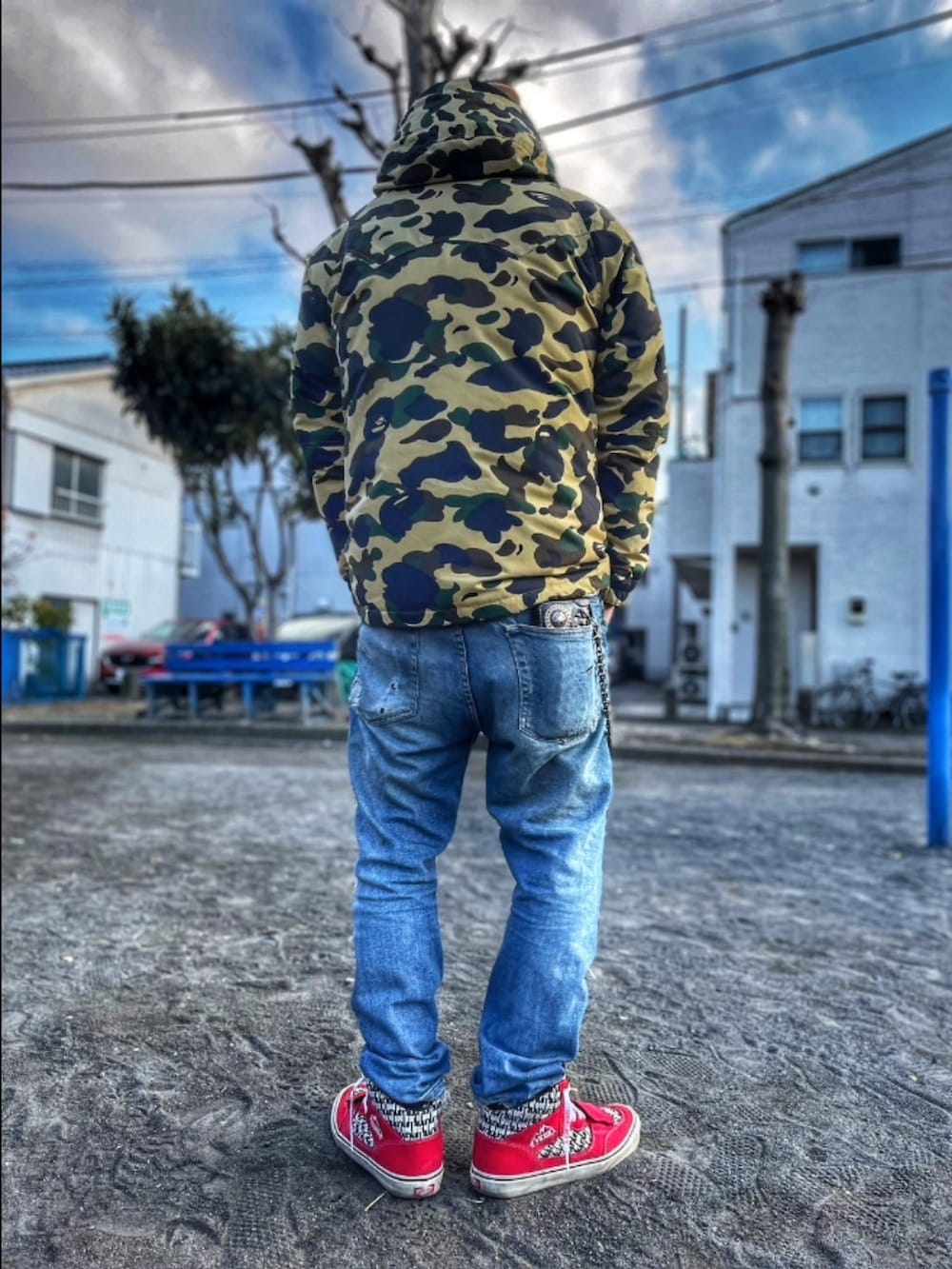 その他のダウンジャケット/コート、ブルー系のデニムパンツ、レッド系のスニーカーを着用したメンズの冬コーディネートの4枚目の写真