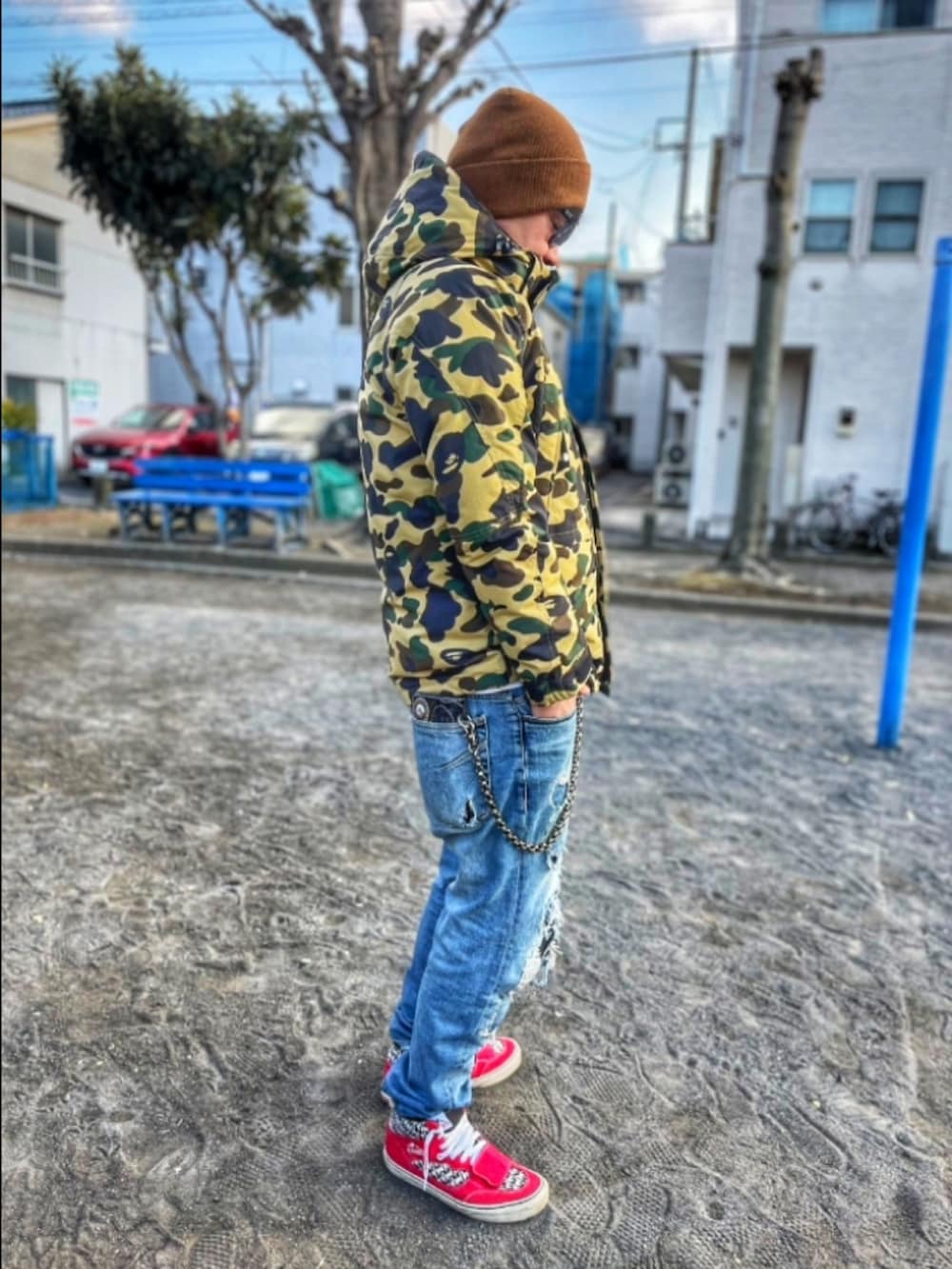 その他のダウンジャケット/コート、ブルー系のデニムパンツ、レッド系のスニーカーを着用したメンズの冬コーディネートの3枚目の写真