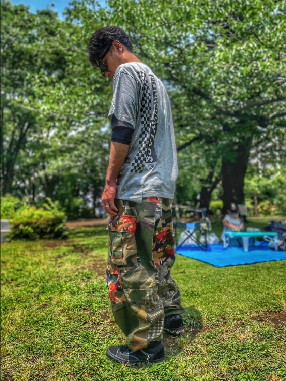 グレー系のTシャツ/カットソー、グレー系のTシャツ/カットソー、その他のカーゴパンツを着用したメンズの夏コーディネートの2枚目の写真