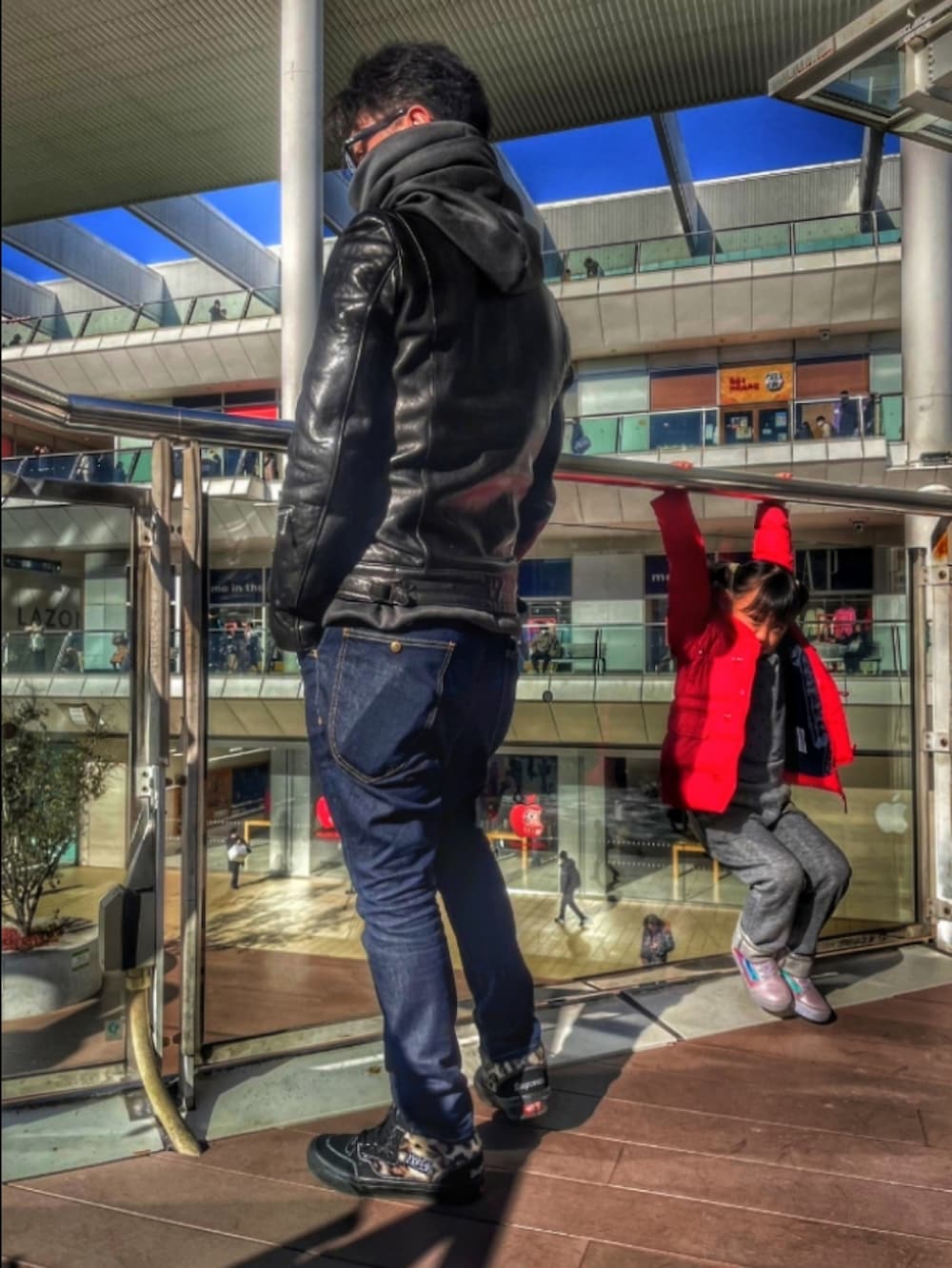 ブラック系のライダースジャケット、ブルー系のデニムパンツ、ブラック系のスニーカーを着用したメンズの冬コーディネートの2枚目の写真