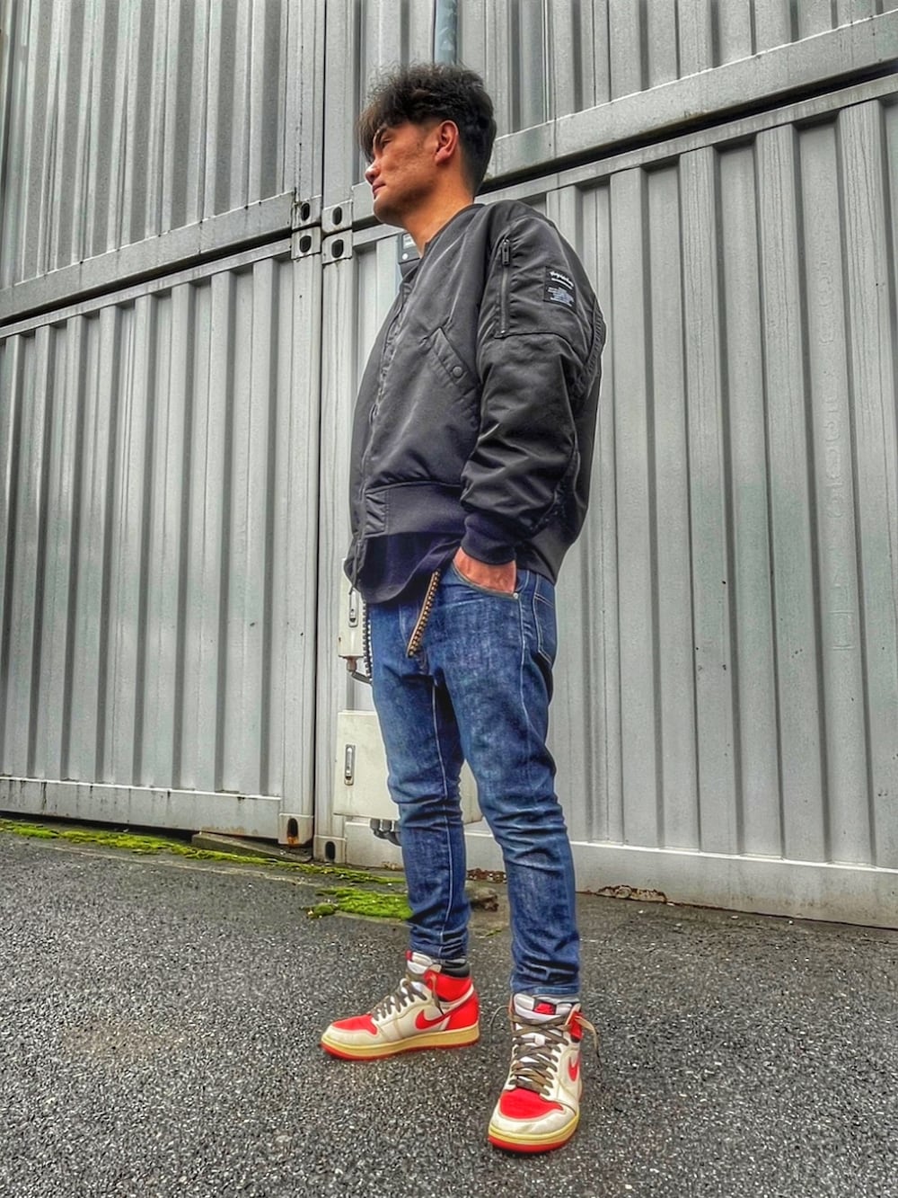 「ナイキ、NIKE、AIR JORDAN、エアジョーダン、エアジョーダン1、スニーカー、GU、MA-1、ナイロンジャケット、wtaps、ブラックコーデ、スキニーデニム、ストリート、韓国ファッション」｜「Jiedaの2016春夏　SARROUERL SKINNY DENIM（デニムパンツ、ブルー系）」を使った、KOHさん（メンズ・172cm）の春コーディネートの3枚目の写真