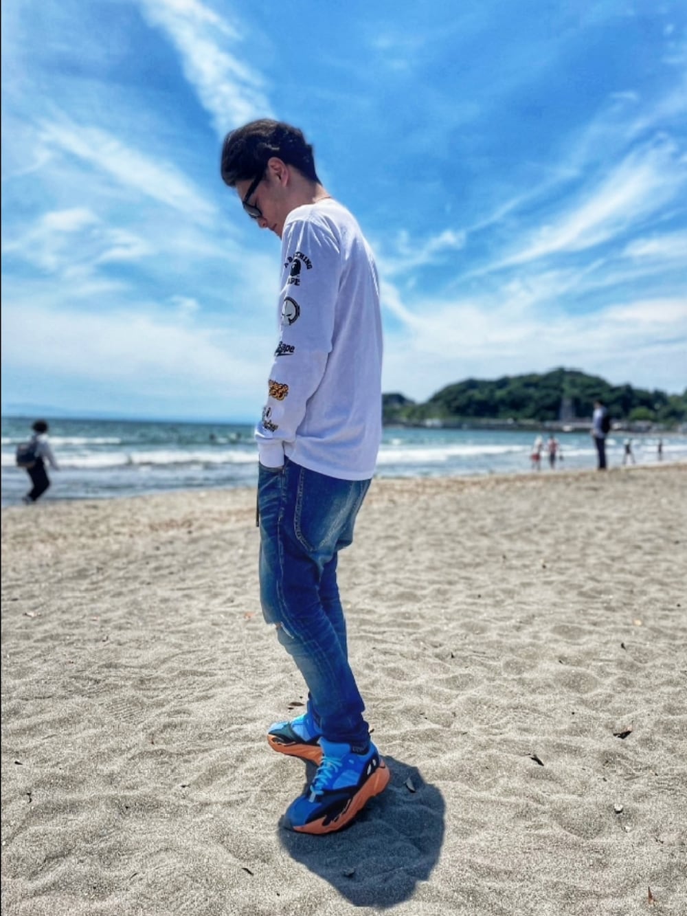 ホワイト系のTシャツ/カットソー、ホワイト系のTシャツ/カットソー、ブルー系のデニムパンツを着用したメンズの夏コーディネートの2枚目の写真