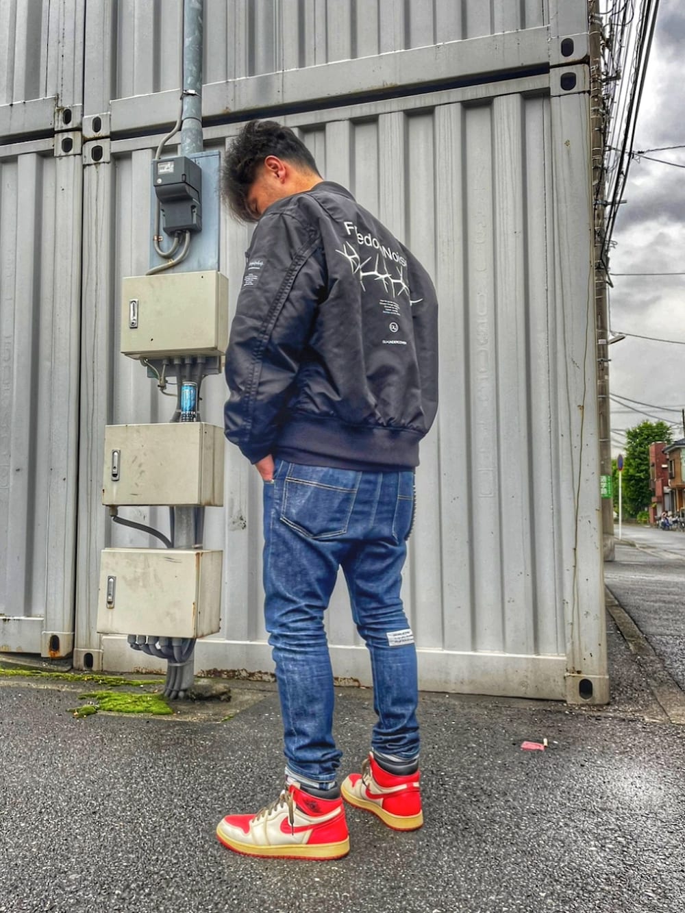「ナイキ、NIKE、AIR JORDAN、エアジョーダン、エアジョーダン1、スニーカー、GU、MA-1、ナイロンジャケット、wtaps、ブラックコーデ、スキニーデニム、ストリート、韓国ファッション」｜「Jiedaの2016春夏　SARROUERL SKINNY DENIM（デニムパンツ、ブルー系）」を使った、KOHさん（メンズ・172cm）の春コーディネートの2枚目の写真