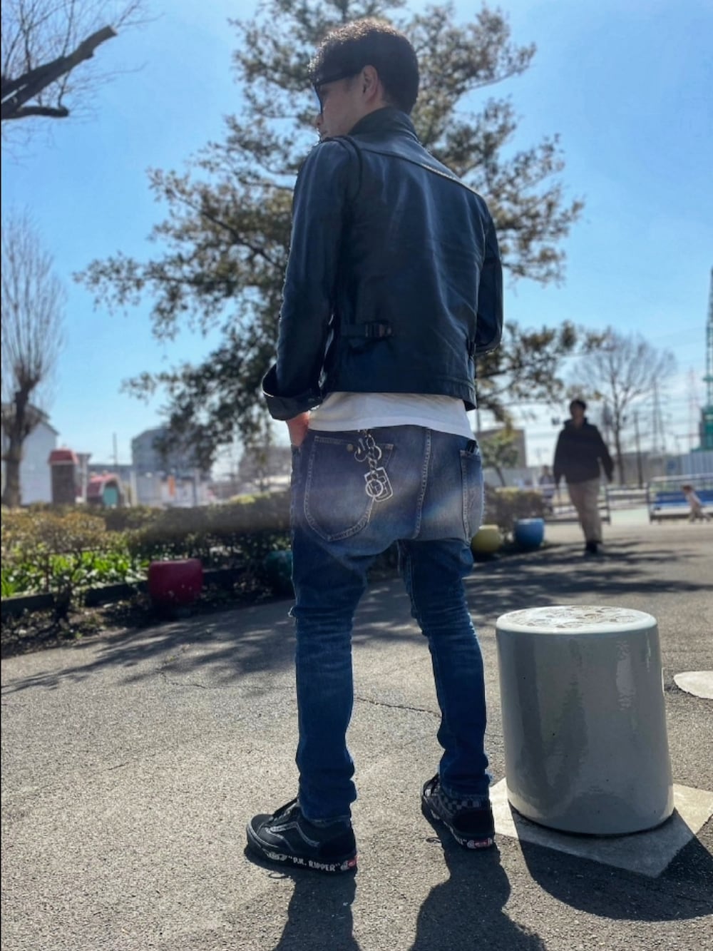 ブラック系のライダースジャケット、ホワイト系のTシャツ/カットソー、ブルー系のデニムパンツを着用したメンズの春コーディネートの3枚目の写真