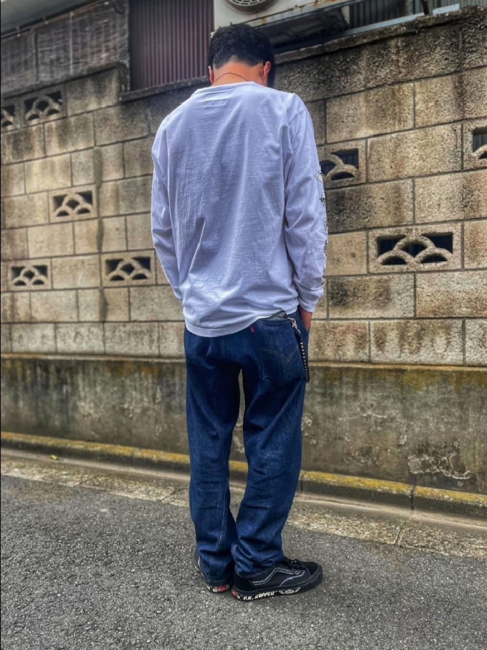 「NEIGHBORHOOD、challenger、wtaps、ロングTシャツ、ビッグシルエット、大人カジュアル、VANS、oldskool、ロンT、ラフコーデ、メンズファッション、バイク、リーバイス」｜「NEIGHBORHOODのNEIGHBORHOOD × CHALLENGER（Tシャツ/カットソー、ホワイト系）」を使った、KOHさん（メンズ・172cm）の春コーディネートの4枚目の写真