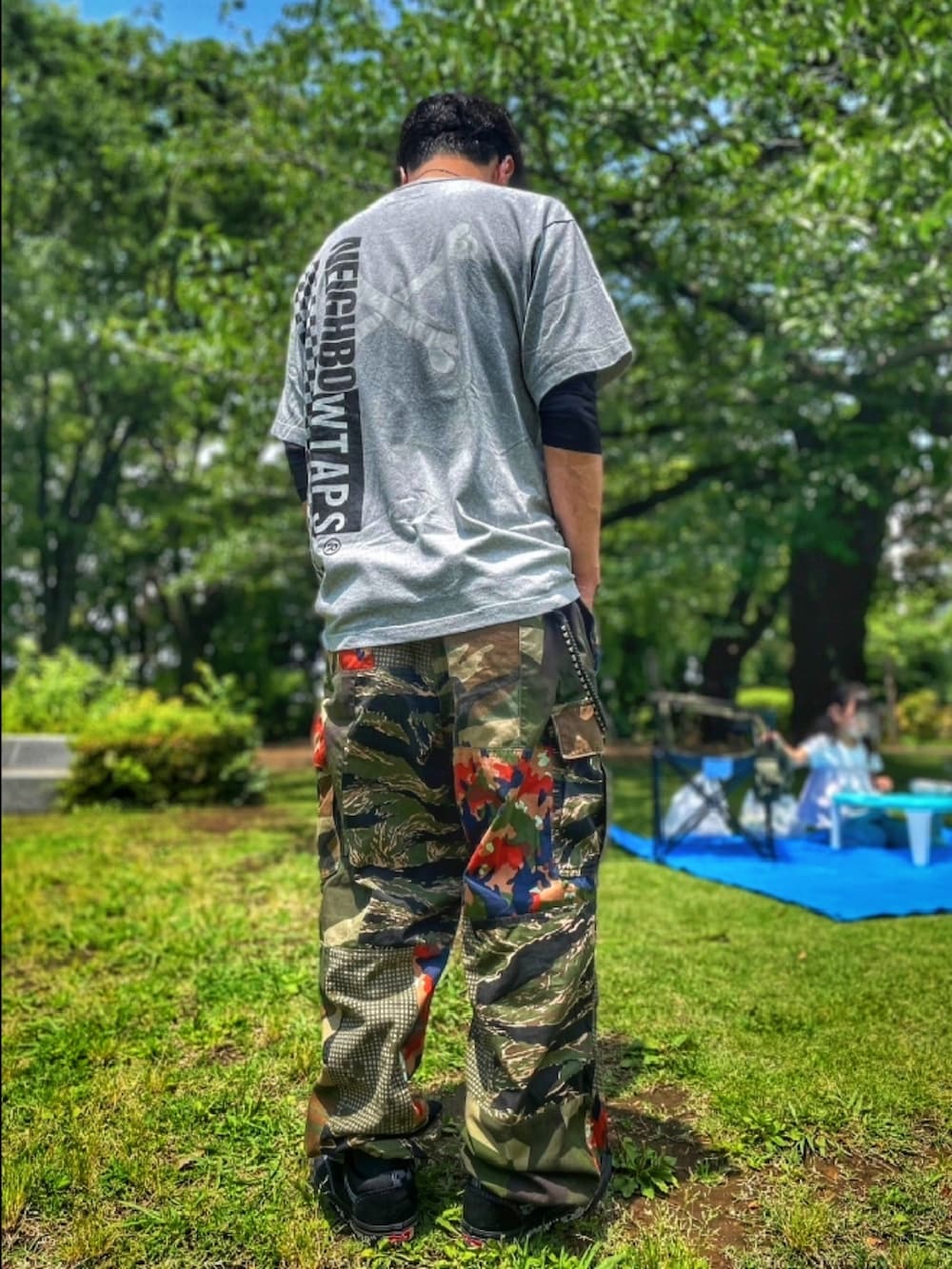 グレー系のTシャツ/カットソー、グレー系のTシャツ/カットソー、その他のカーゴパンツを着用したメンズの夏コーディネートの3枚目の写真
