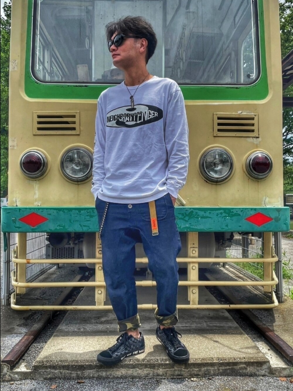 ホワイト系のTシャツ/カットソー、ホワイト系のTシャツ/カットソー、ブルー系のデニムパンツを着用したメンズの夏コーディネートの2枚目の写真