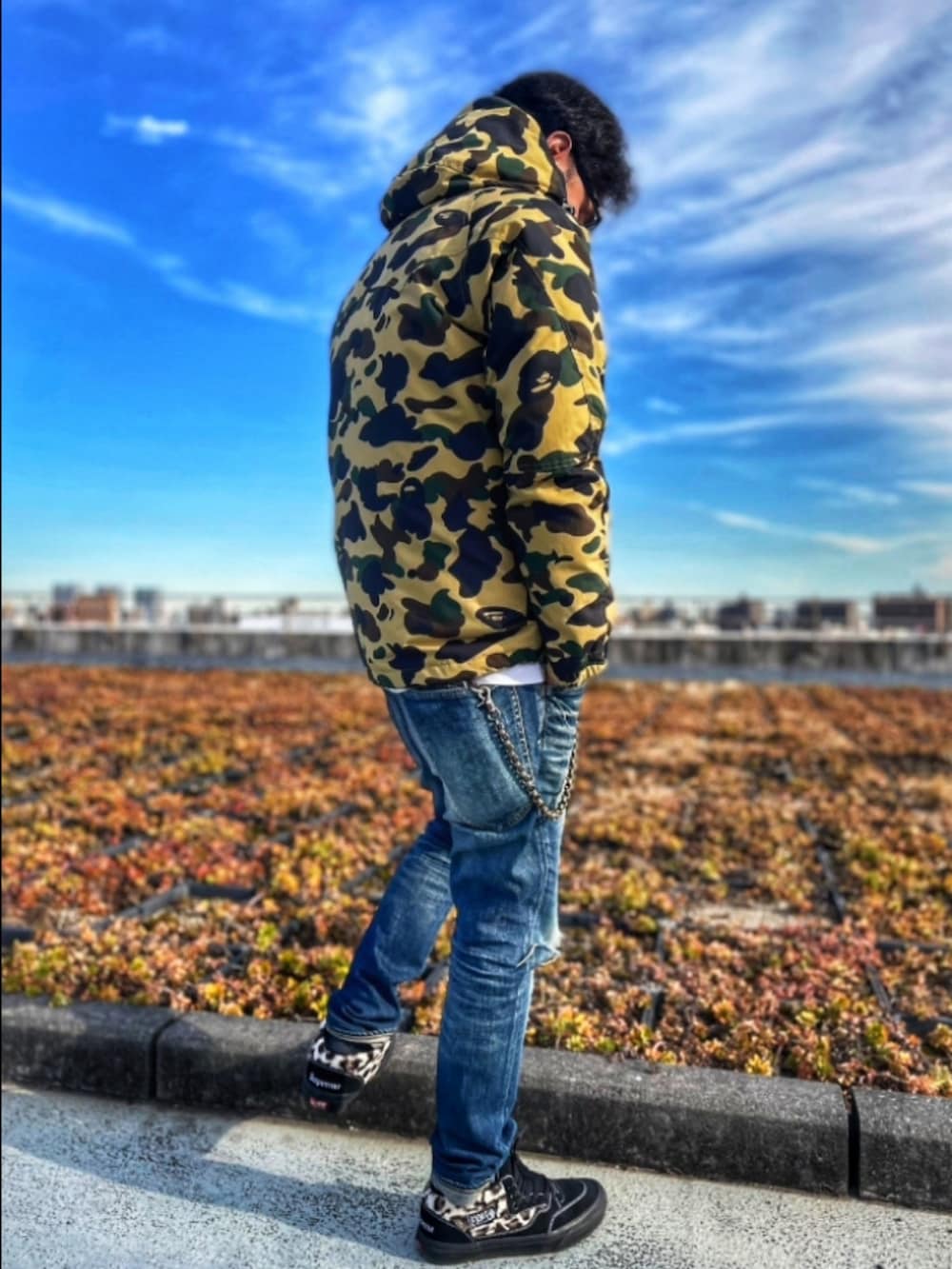 その他のダウンジャケット/コート、ブルー系のデニムパンツ、ブラック系のスニーカーを着用したメンズの冬コーディネートの3枚目の写真