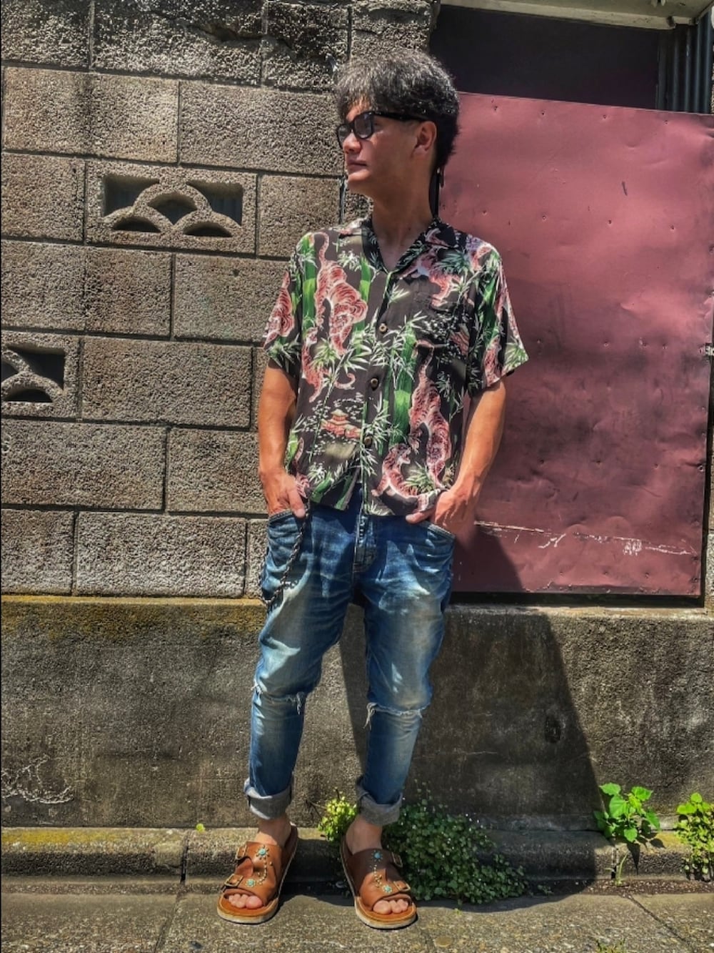 ブラック系のシャツ/ブラウス、ブルー系のデニムパンツ、ブラウン系のサンダルを着用したメンズの秋コーディネートの2枚目の写真