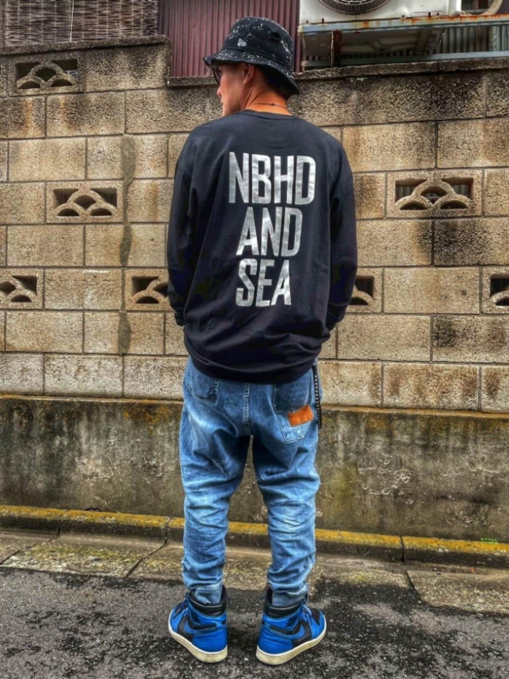 ブラック系のTシャツ/カットソー、ブラック系のTシャツ/カットソー、ブルー系のデニムパンツを着用したメンズの秋コーディネートの3枚目の写真