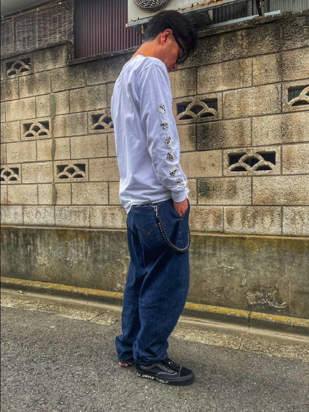 「NEIGHBORHOOD、challenger、wtaps、ロングTシャツ、ビッグシルエット、大人カジュアル、VANS、oldskool、ロンT、ラフコーデ、メンズファッション、バイク、リーバイス」｜「NEIGHBORHOODのNEIGHBORHOOD × CHALLENGER（Tシャツ/カットソー、ホワイト系）」を使った、KOHさん（メンズ・172cm）の春コーディネートの3枚目の写真