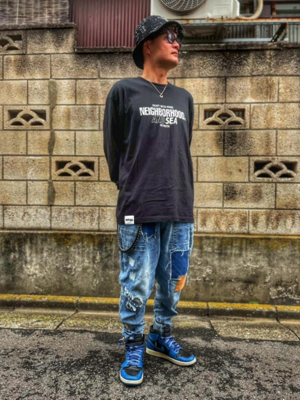 ブラック系のTシャツ/カットソー、ブラック系のTシャツ/カットソー、ブルー系のデニムパンツを着用したメンズの秋コーディネートの2枚目の写真