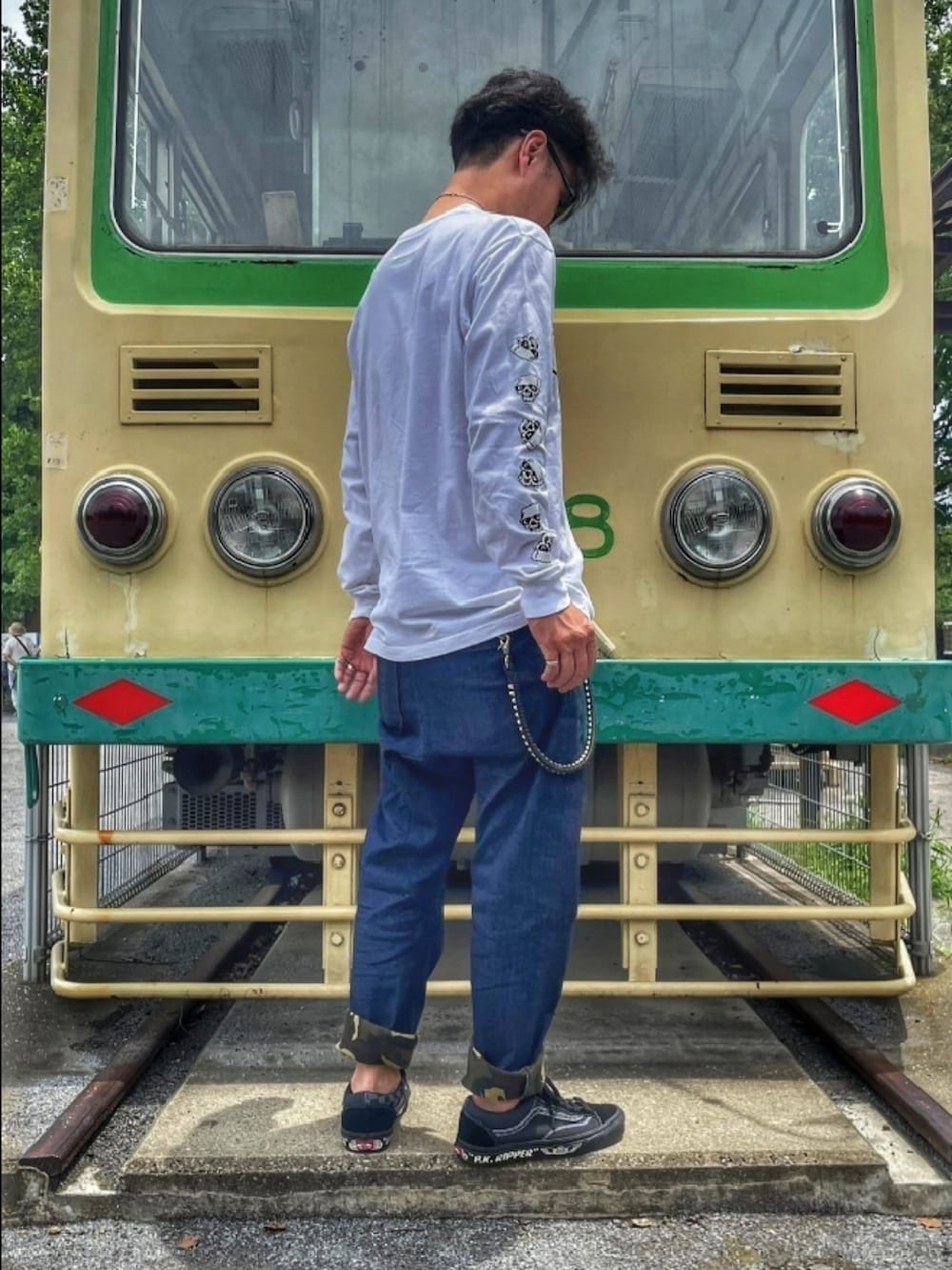ホワイト系のTシャツ/カットソー、ホワイト系のTシャツ/カットソー、ブルー系のデニムパンツを着用したメンズの夏コーディネートの3枚目の写真