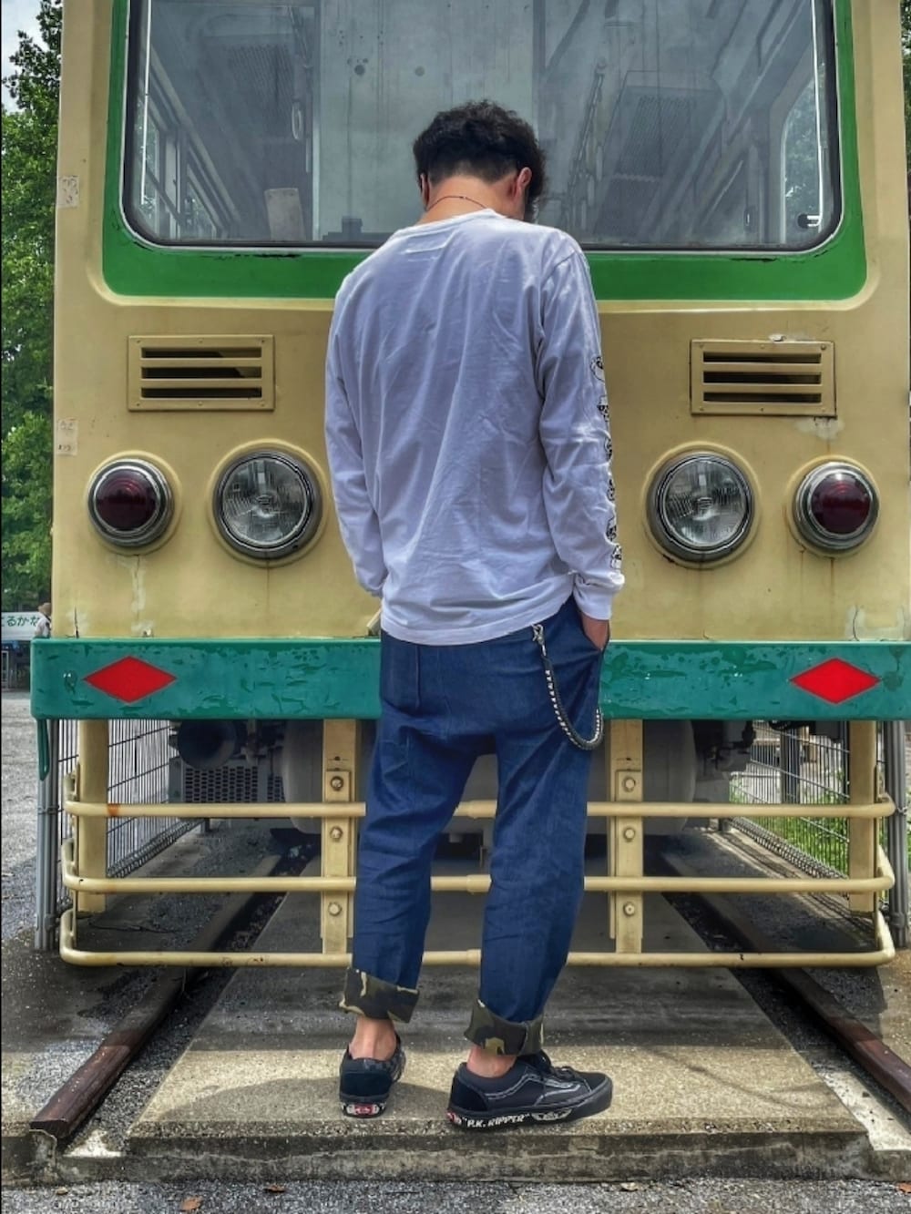 ホワイト系のTシャツ/カットソー、ホワイト系のTシャツ/カットソー、ブルー系のデニムパンツを着用したメンズの夏コーディネートの4枚目の写真