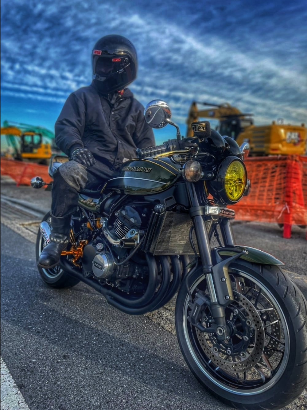 ブラック系のナイロンジャケット、ブラック系のブーツ、ブラック系のデニムパンツを着用したメンズの冬コーディネートの2枚目の写真