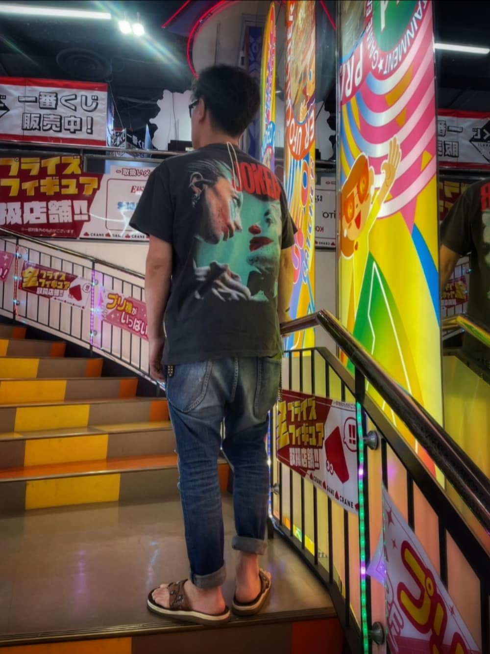 ブラック系のTシャツ/カットソー、ブルー系のデニムパンツ、ブラウン系のサンダルを着用したメンズの夏コーディネートの4枚目の写真