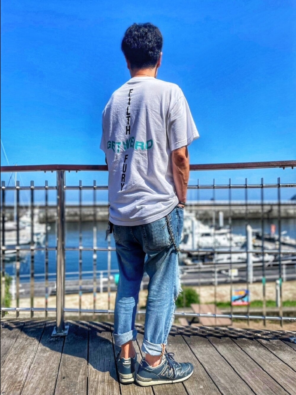 ホワイト系のTシャツ/カットソー、ホワイト系のTシャツ/カットソー、ブルー系のデニムパンツを着用したメンズの秋コーディネートの2枚目の写真