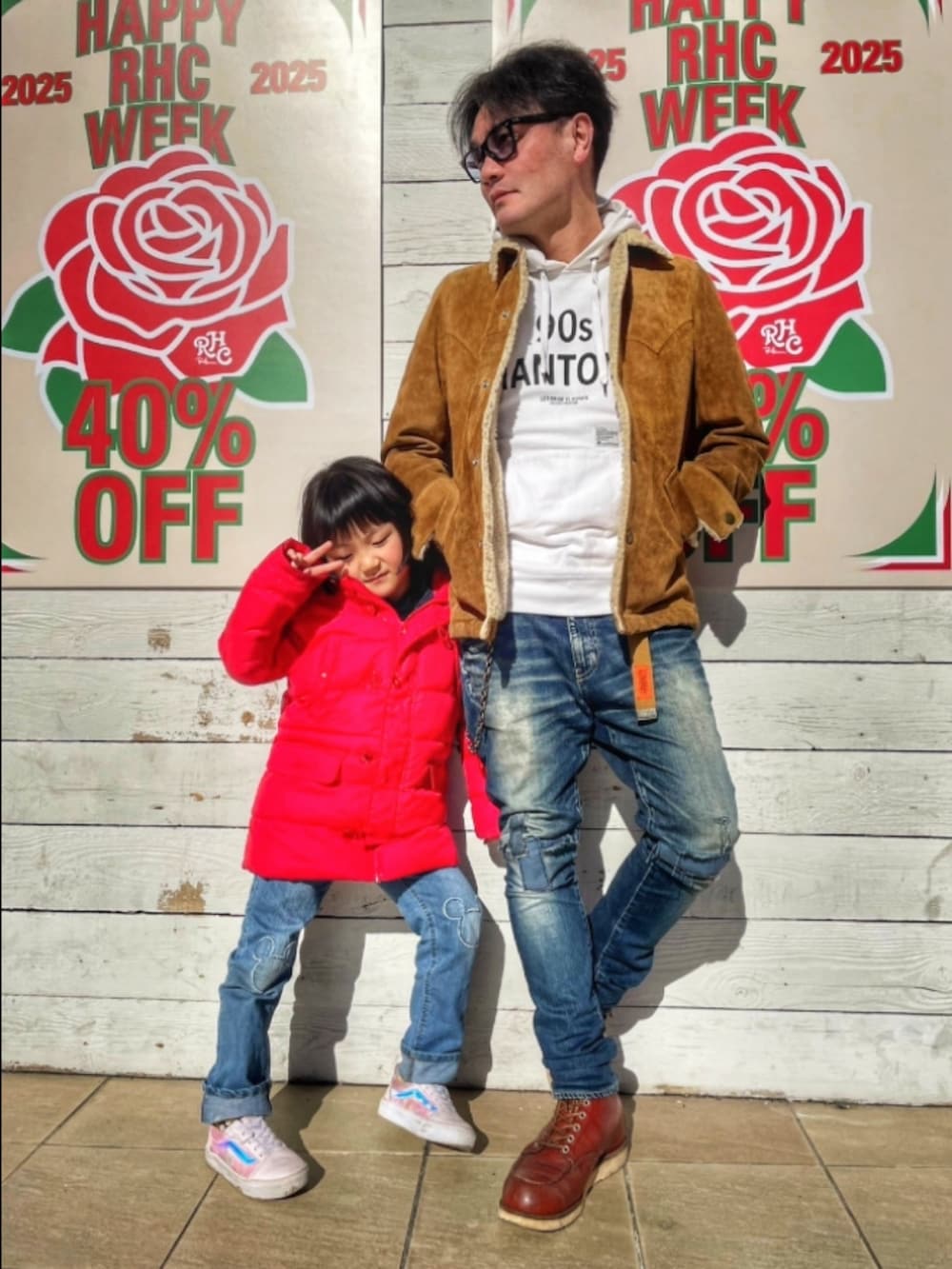 ブラウン系のジャケット/アウター、ブルー系のデニムパンツ、レッド系のブーツを着用したメンズの冬コーディネートの2枚目の写真