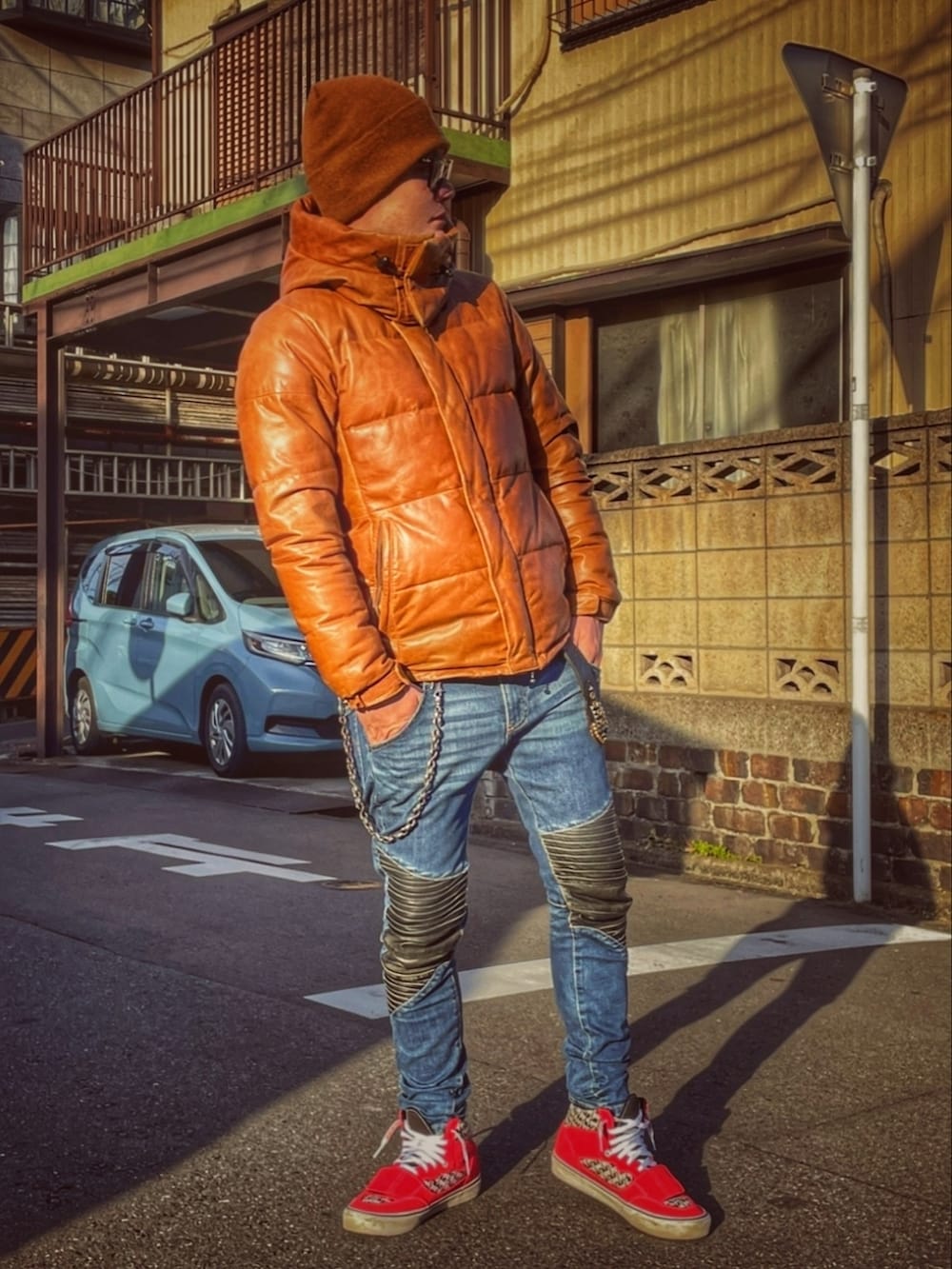 「カーハート、glamb、ダウンジャケット、レザーダウン、レザージャケット、バイカーパンツ、VANS、fear of god、大人カジュアル、秋冬コーデ、冬アウター、ストリート」｜「VANSのVANS × Fear Of God （スニーカー、レッド系）」を使った、KOHさん（メンズ・172cm）の冬コーディネートの2枚目の写真