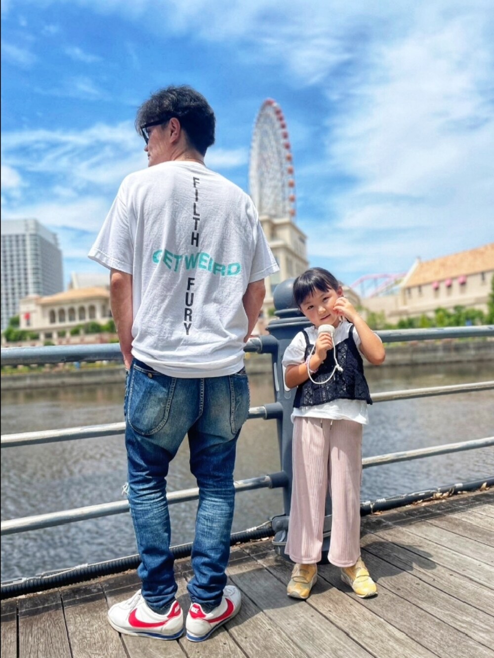 ホワイト系のTシャツ/カットソー、ホワイト系のTシャツ/カットソー、ブルー系のデニムパンツを着用したメンズの夏コーディネートの2枚目の写真