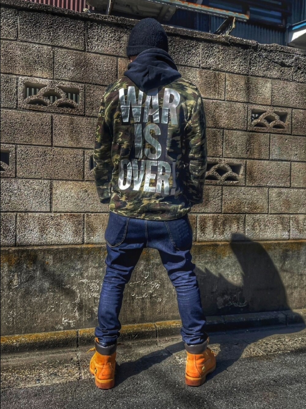 「glamb、ミリタリージャケット、カモフラ、BEN DAVIS、デニム、チャンピオン、パーカー、カジュアルコーデ、ストリート、Timberland、mastermind JAPAN、ブーツ、ニット帽」｜「glambのアイテム（ミリタリージャケット、その他）」を使った、KOHさん（メンズ・172cm）の春コーディネートの2枚目の写真