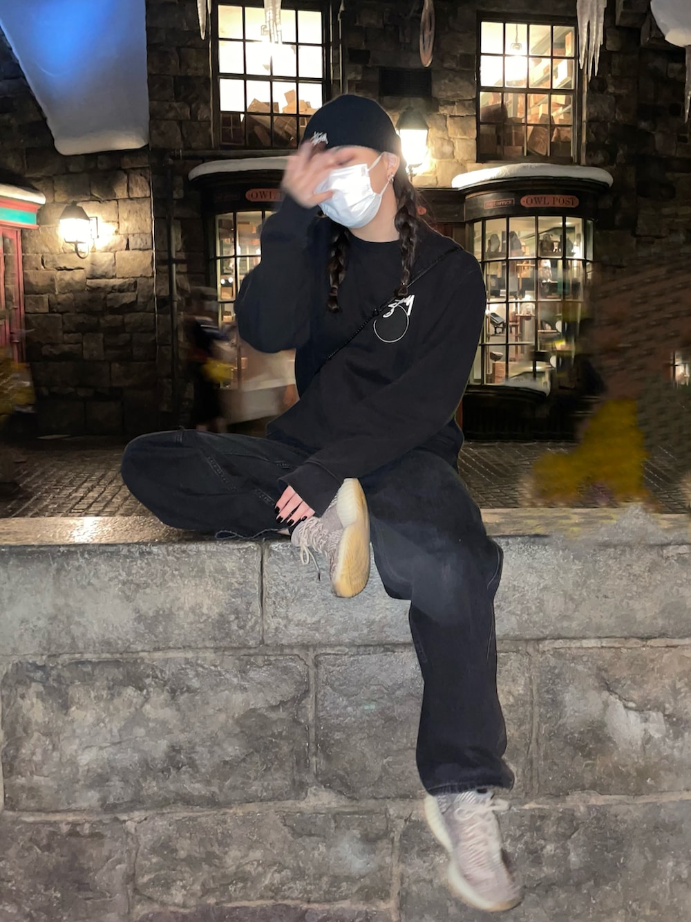 ベージュ系のスニーカー、ブラック系のスウェット、ブラック系のデニムパンツを着用したレディースの秋コーディネートの2枚目の写真