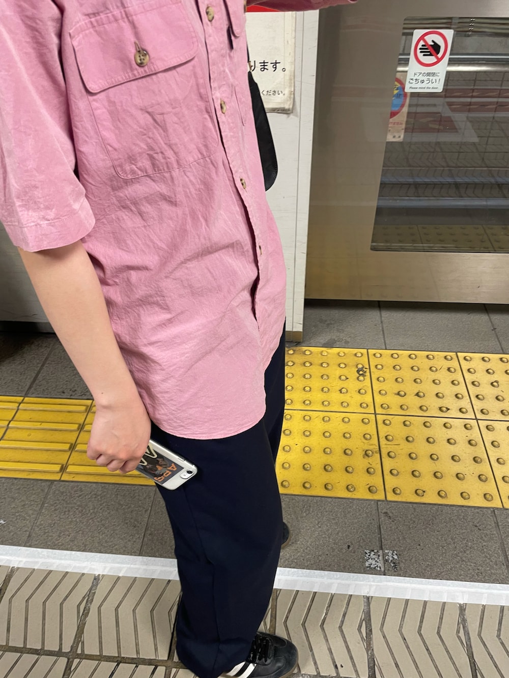 ピンク系のシャツ/ブラウス、ブラウン系のキャップを着用したレディースの夏コーディネートの3枚目の写真