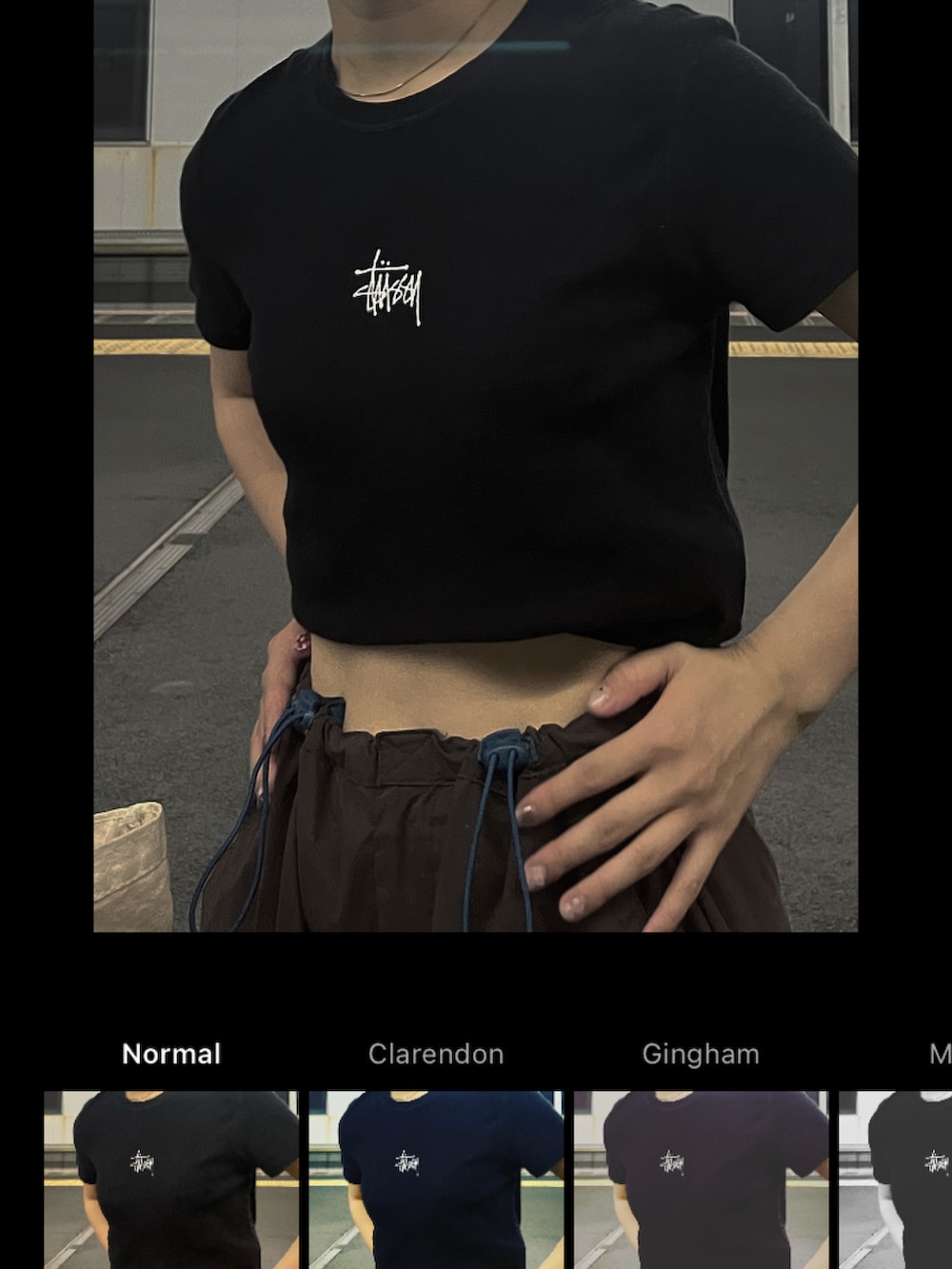 ブラック系のTシャツ/カットソー、ブラウン系のシューズ、ブラウン系のキャップを着用したレディースの夏コーディネートの3枚目の写真