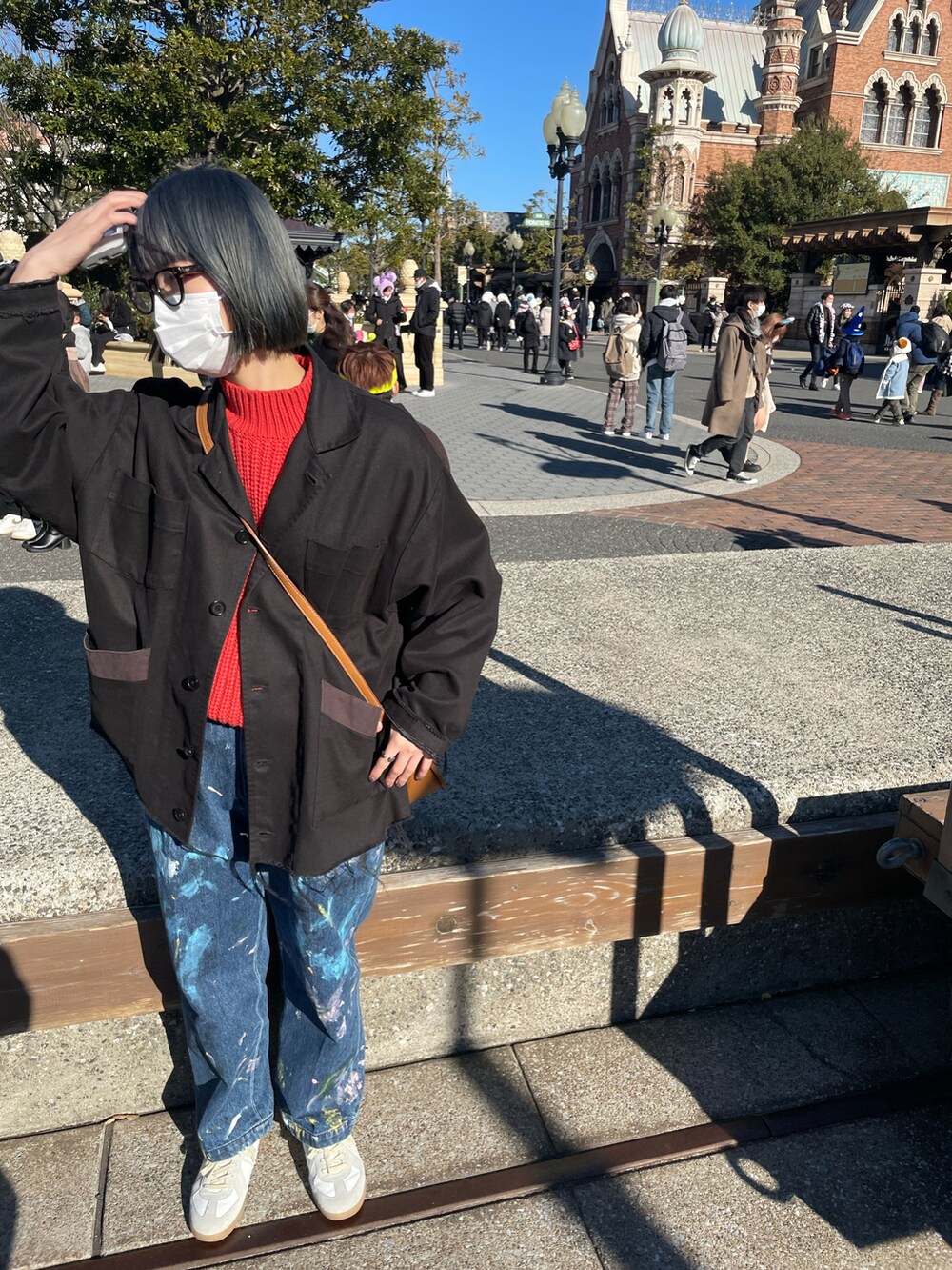 ベージュ系のスニーカー、ブルー系のデニムパンツ、ブラック系のテーラードジャケットを着用したレディースの春コーディネートの2枚目の写真