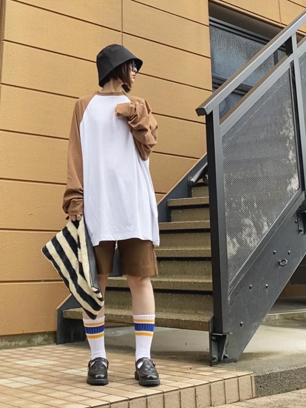 ブラック系のサンダル、ブラウン系のその他パンツ、ブラウン系のTシャツ/カットソーを着用したレディースの夏コーディネートの2枚目の写真