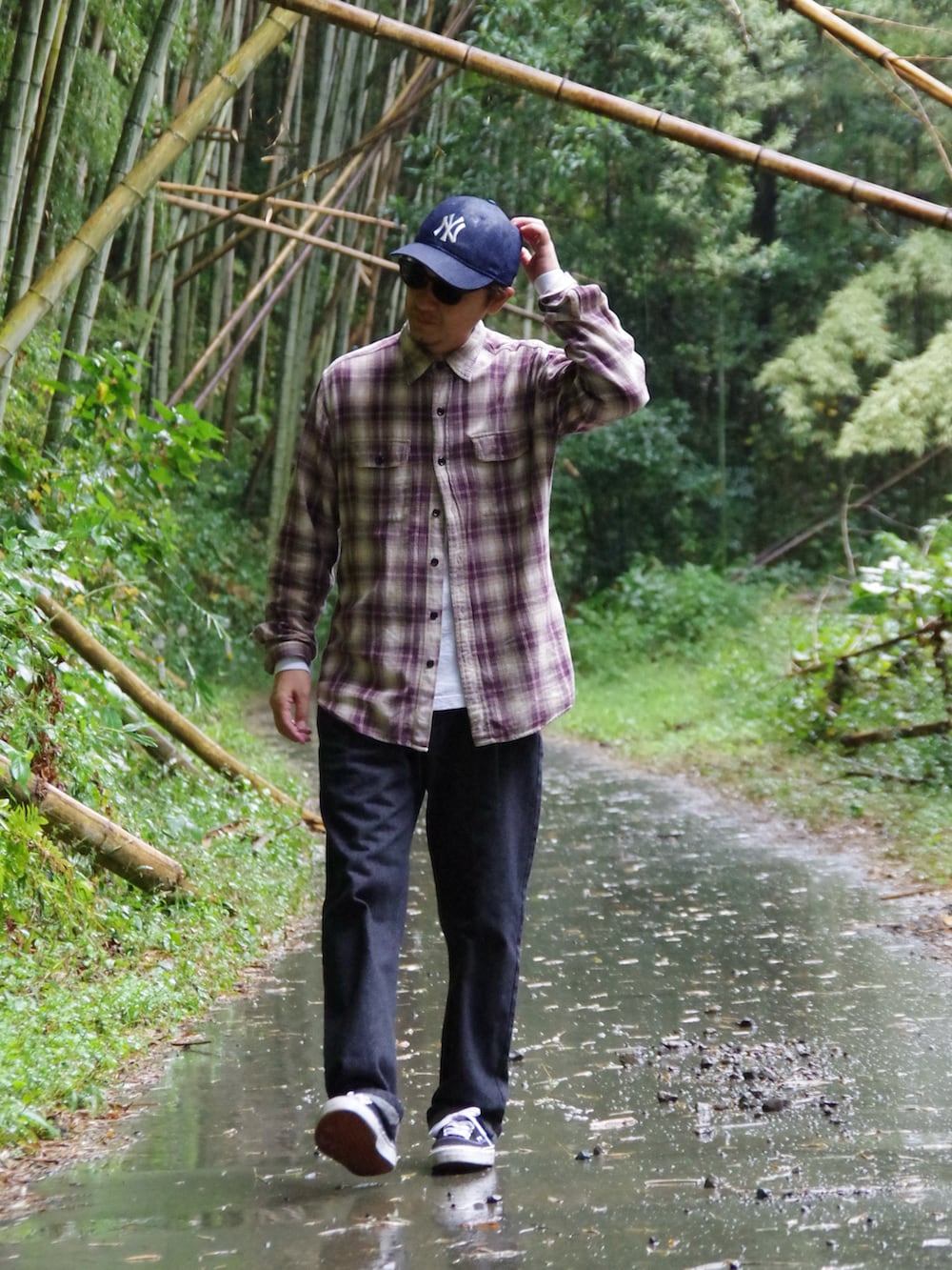 ブラック系のデニムパンツ、ブラック系のスニーカー、パープル系のシャツ/ブラウスを着用したメンズの秋コーディネートの2枚目の写真