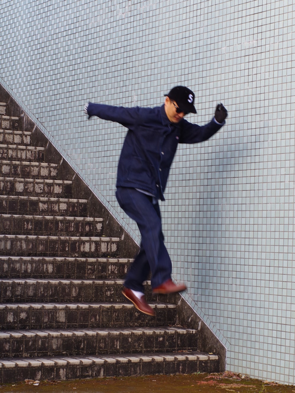 ブルー系のデニムパンツ、ブルー系のカバーオール、ブラウン系のドレスシューズを着用したメンズの秋コーディネートの4枚目の写真