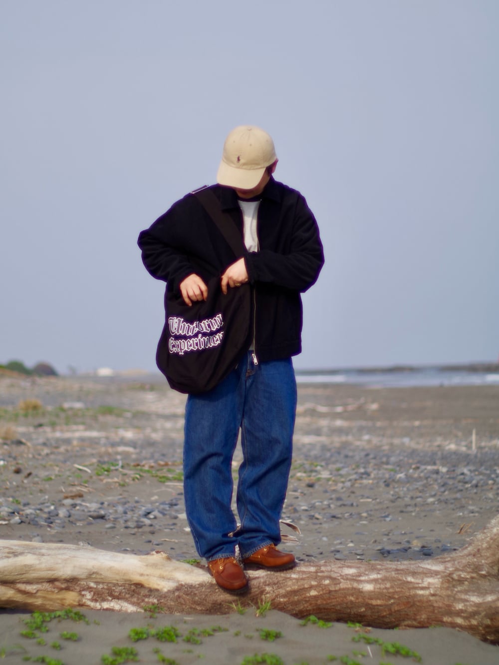 ホワイト系のTシャツ/カットソー、ブラック系のブルゾン、ブルー系のデニムパンツを着用したメンズの春コーディネートの2枚目の写真